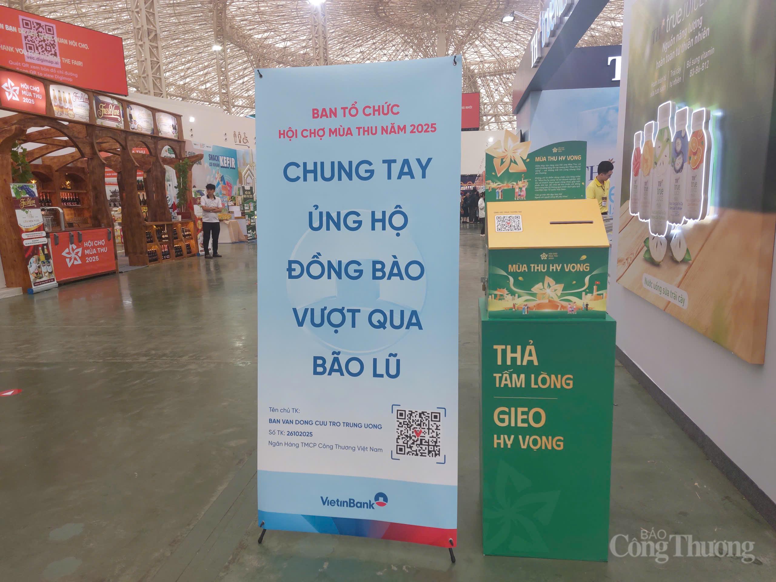 Ban Tổ chức đã bố trí các hòm từ thiện tại tất cả cửa ra vào khu trung tâm hội chợ