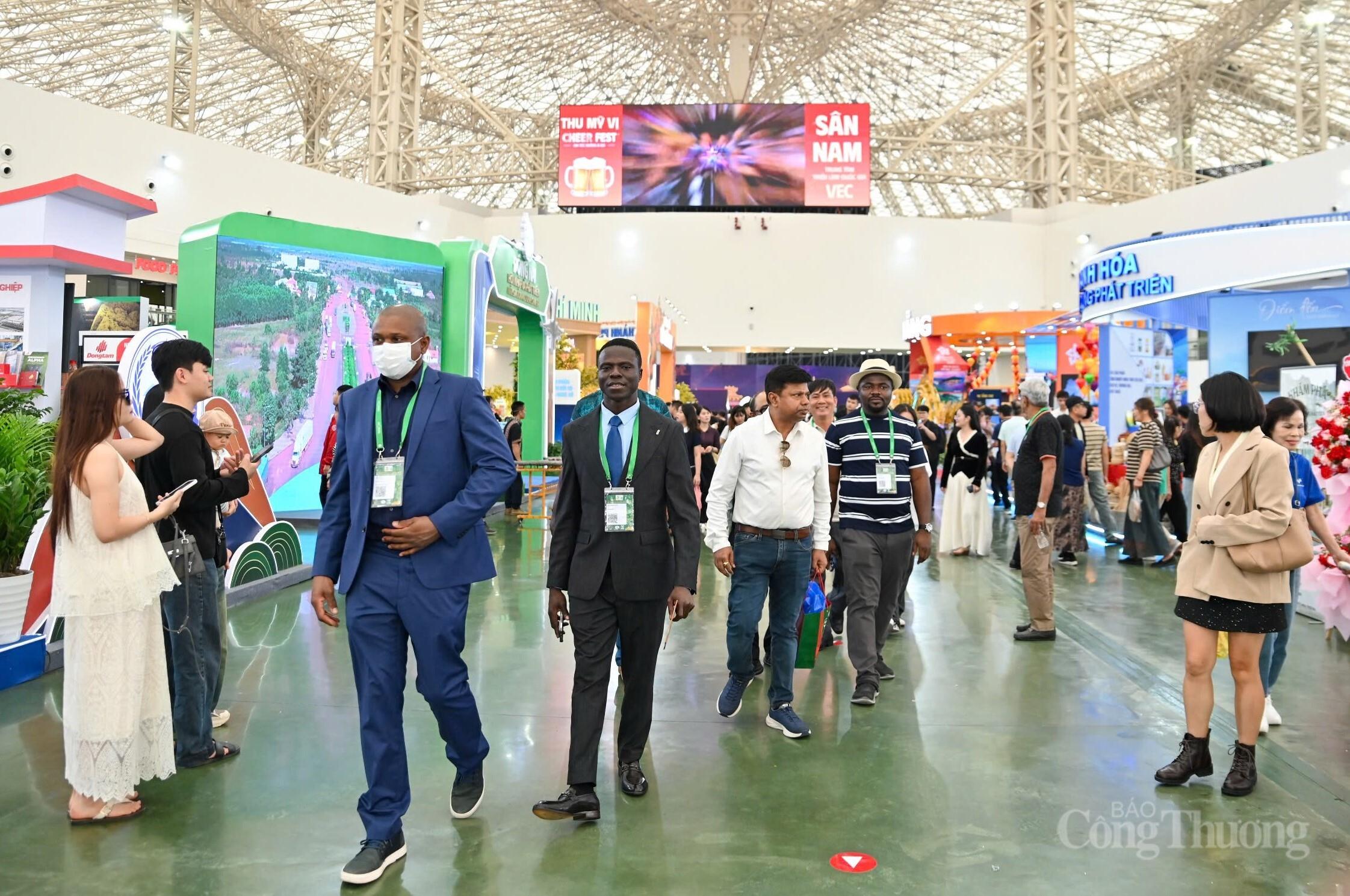 Đoàn khách doanh nghiệp quốc tế khoảng 30 đại biểu đến thăm quan Hội chợ Mùa Thu lần thứ Nhất - 2025 vào chiều 29/10. Ảnh: Nam Nguyễn