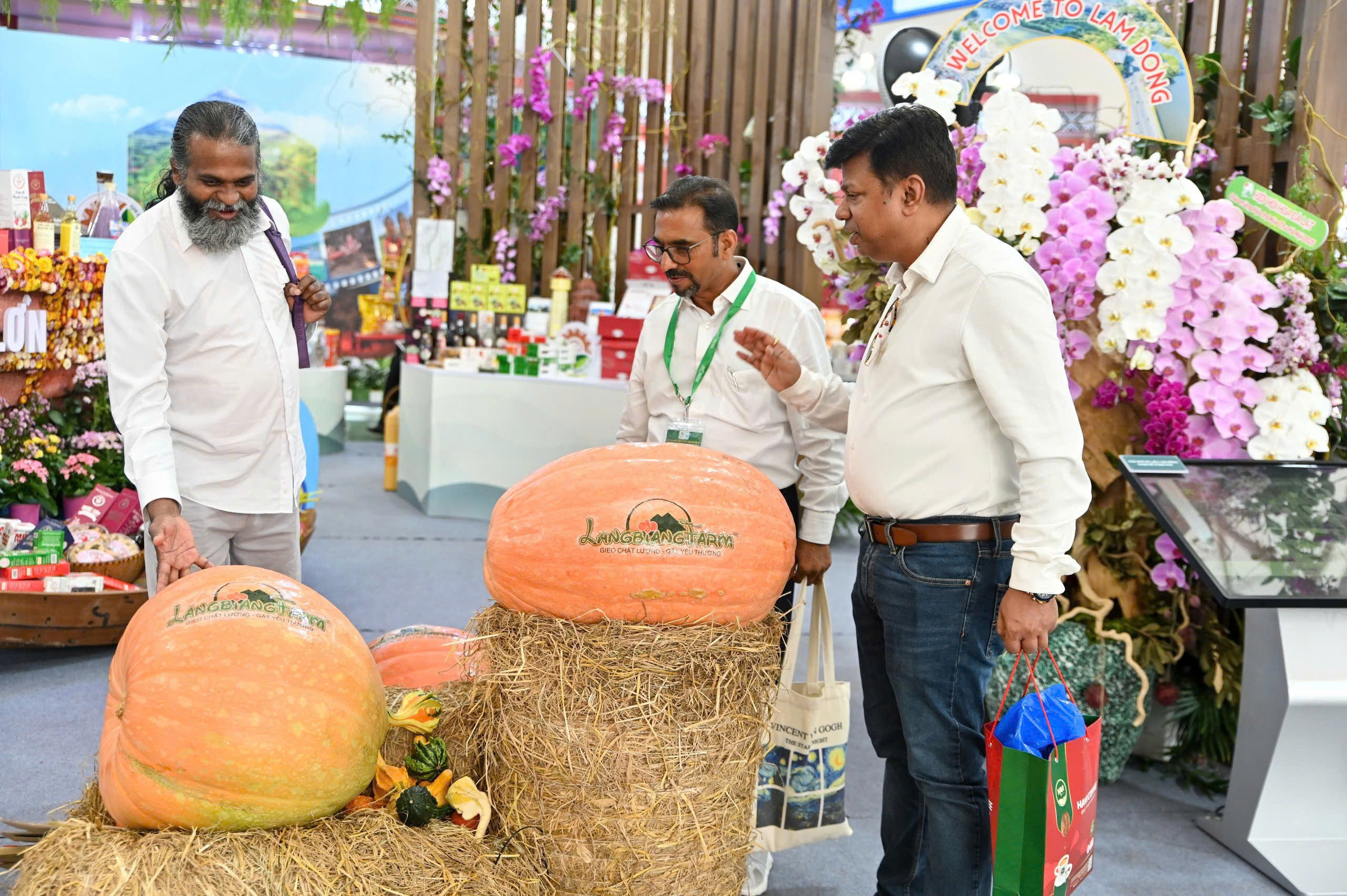Đoàn doanh nghiệp quốc tế tham quan tại gian hàng tỉnh Lâm Đồng, nhằm kết nối giao thương tìm kiếm cơ hội hợp tác. Ảnh: Nam Nguyễn