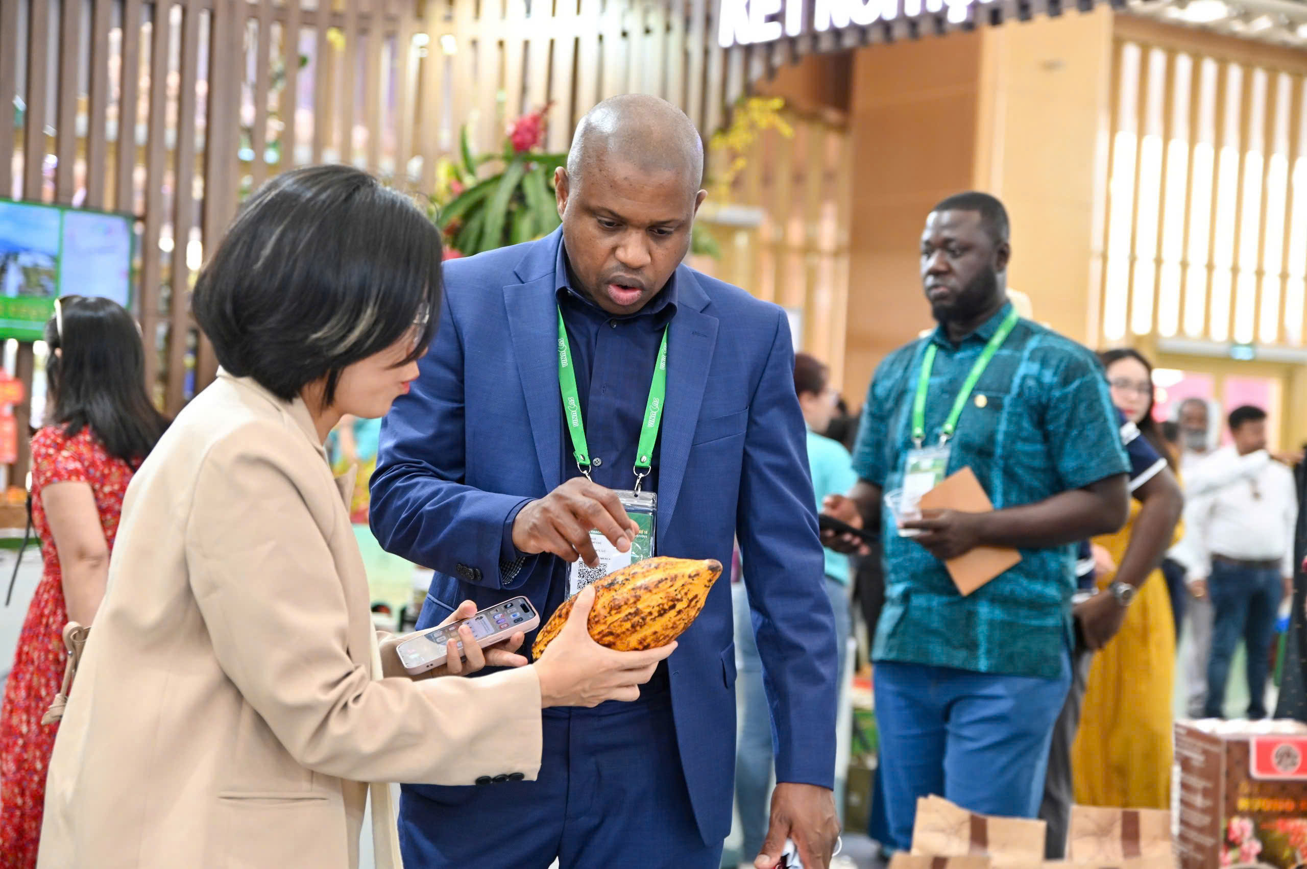 Thành viên trong đoàn khách quốc tế tìm hiểu về các sản phẩm của Việt Nam tại Hội chợ Mùa Thu lần thứ nhất - 2025 và tìm kiếm mặt hàng nhập khẩu. Ảnh: Nam Nguyễn