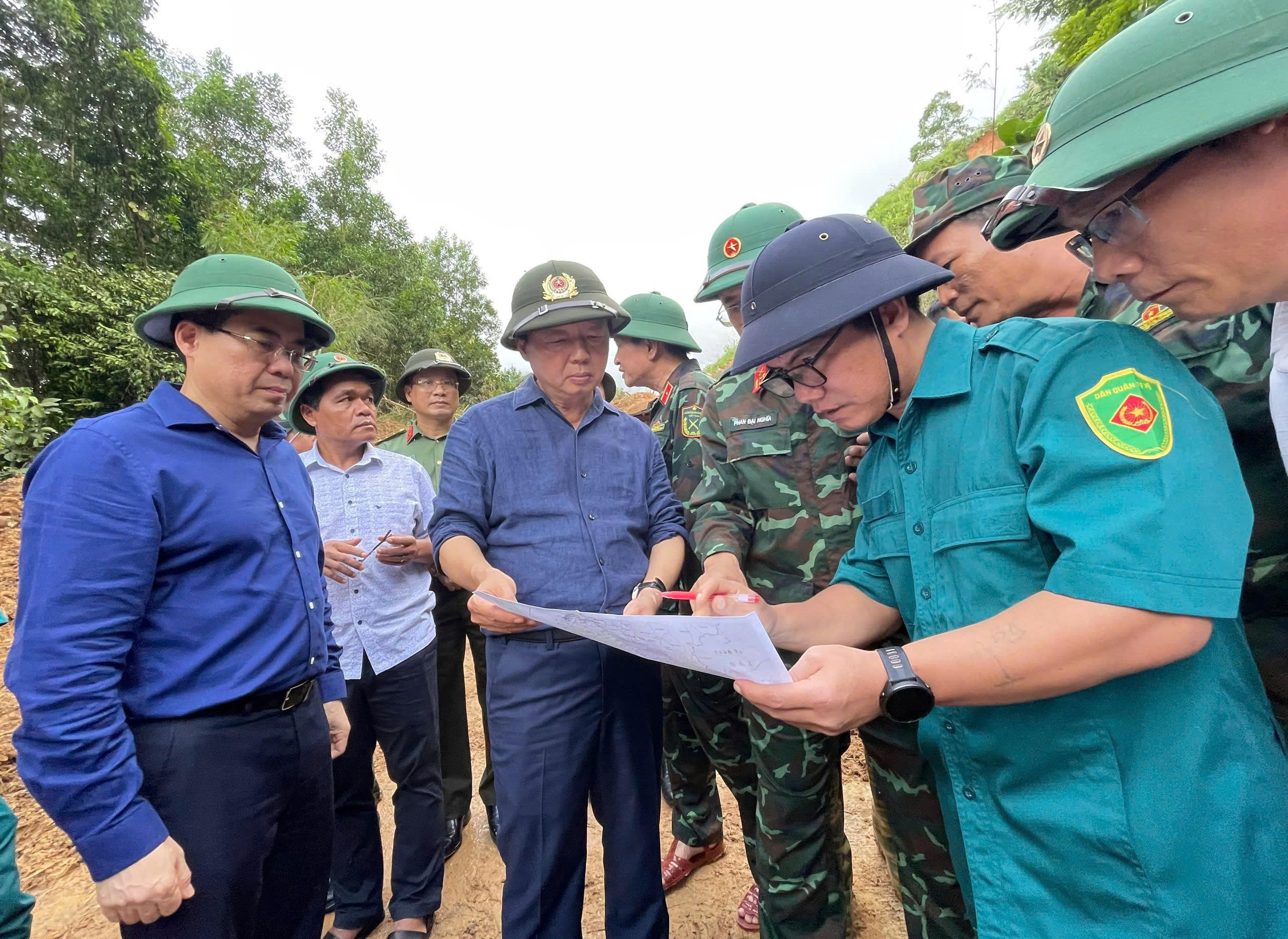 Phó Thủ tướng Trần Hồng Hà kiểm tra khắc phục hậu quả mưa lũ ở Quảng Ngãi