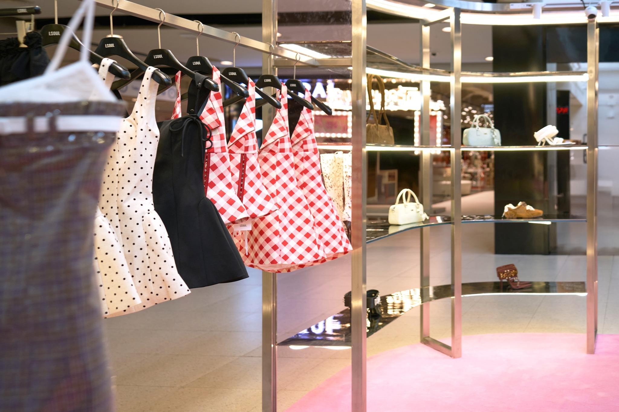 Livestream của LSOUL trên Shopee đưa thời trang Việt đến Singapore