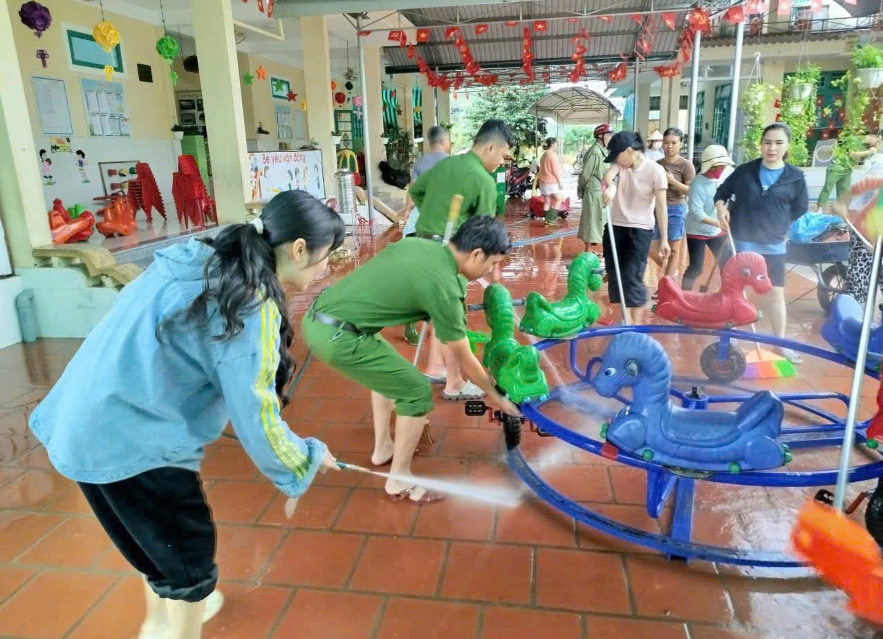 Thành phố Huế: Hàng trăm cán bộ, chiến sỹ giúp dân khắc phục mưa lũ