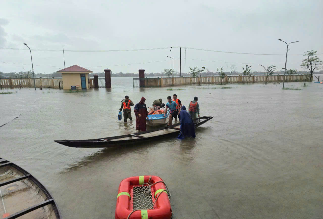 Thành phố Huế: Thuyền cứu trợ bị lật trong nước lũ