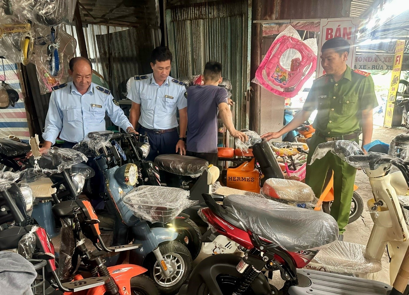 Cà Mau: Tăng cường kiểm tra nhiều nhóm hàng hóa dịp cuối năm