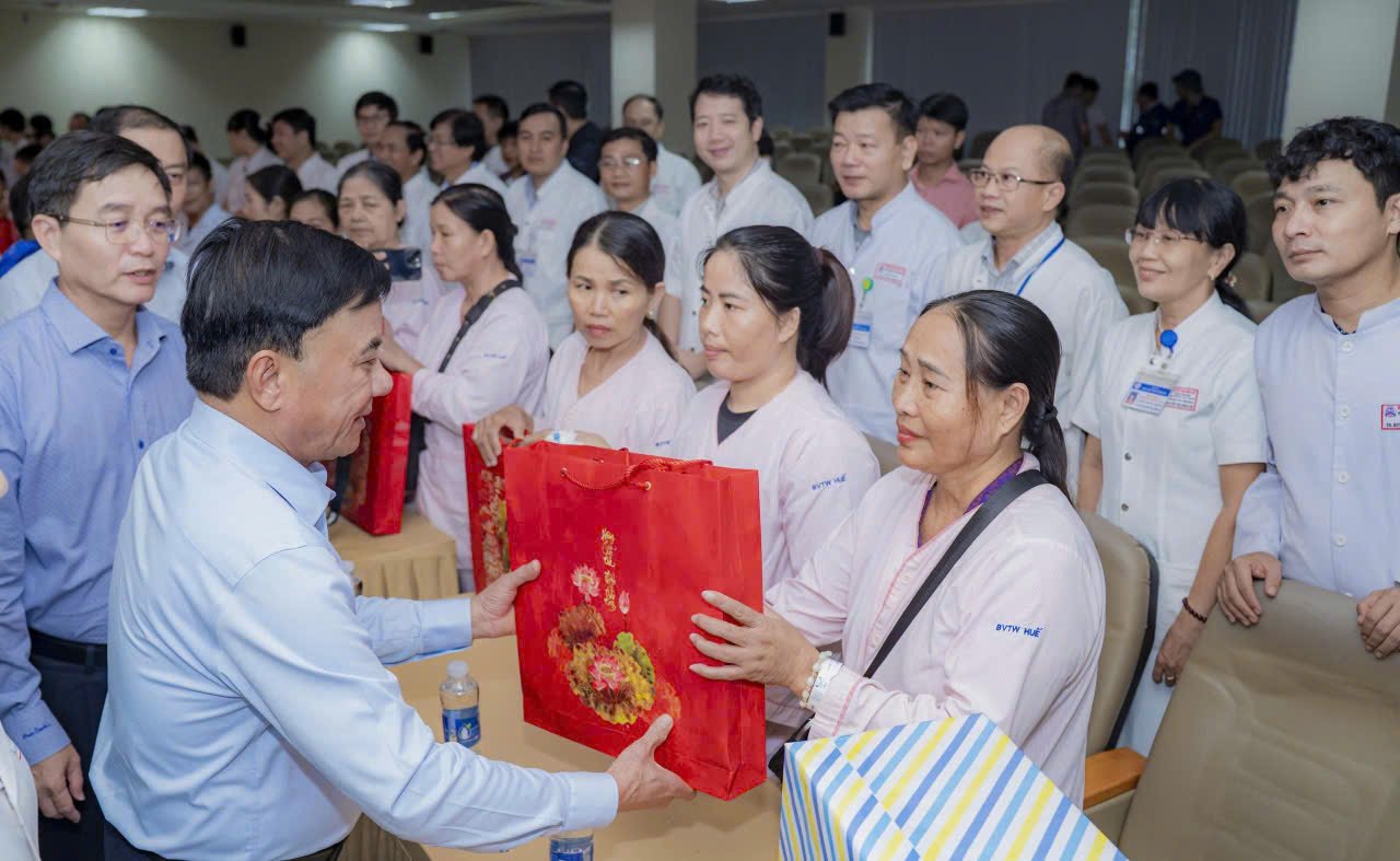 Thường trực Ban Bí thư thăm, tặng quà bệnh nhân, người dân  TP. Huế 