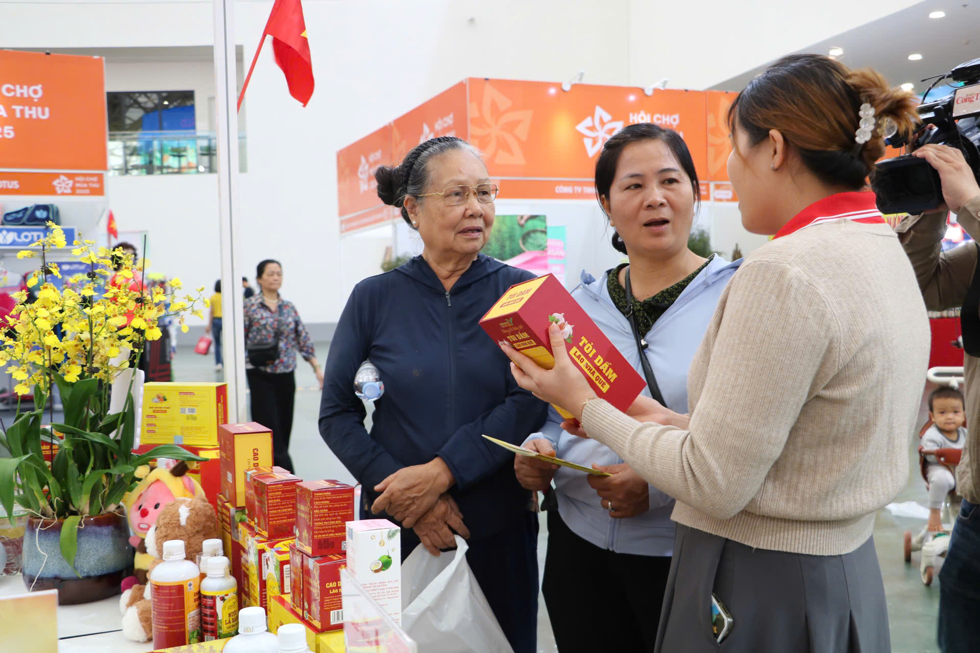 Sản phẩm từ dược liệu Việt hút khách tại Hội chợ Mùa Thu