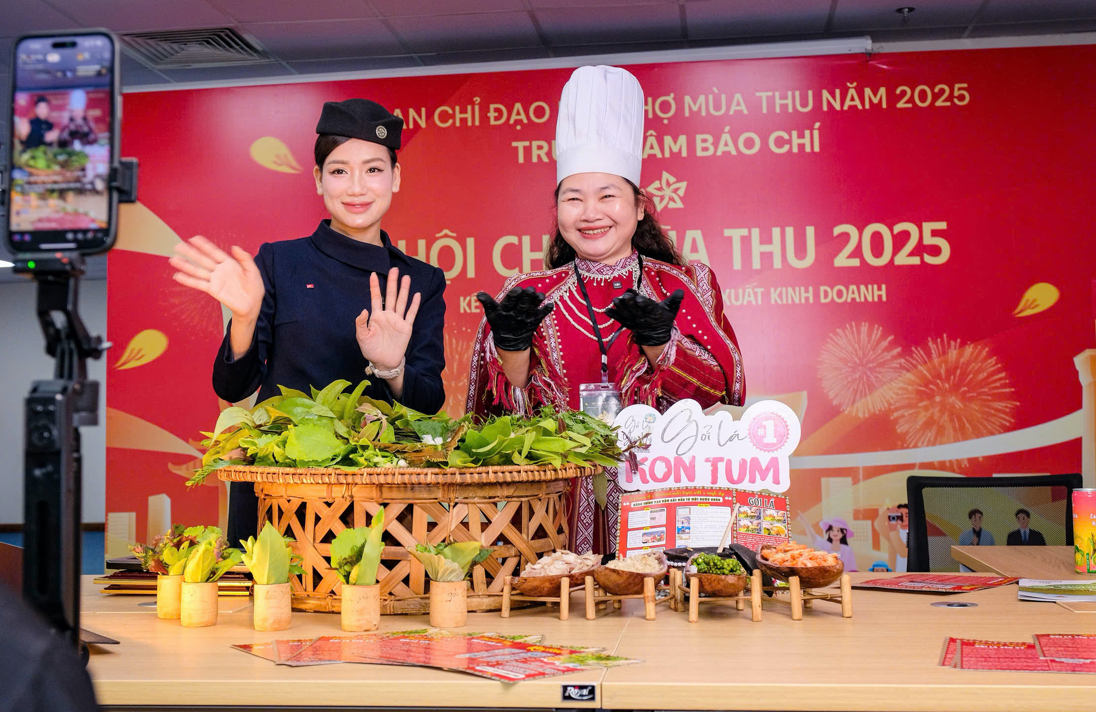 Độc đáo món gỏi 60 loại lá ở Hội chợ Mùa Thu