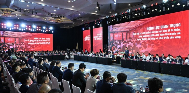 Đông đảo doanh nghiệp tham gia Phiên đối thoại cấp cao Diễn đàn Kinh tế tư nhân Việt Nam 2025 với chủ đề “Khai phóng tiềm năng - Kiến tạo tương lai Việt”.