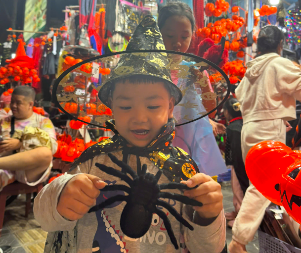 Đồ chơi Halloween hút khách với giá chỉ vài chục nghìn