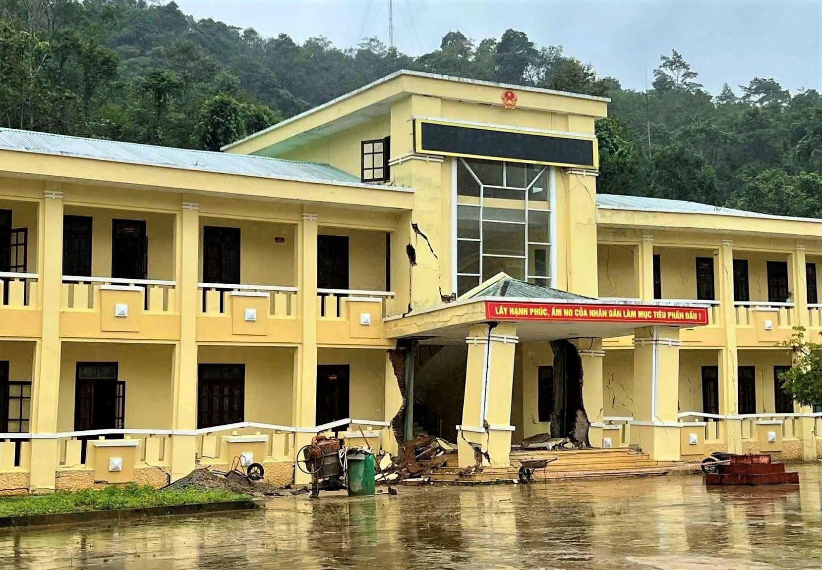 Đà Nẵng: Trụ sở xã Hùng Sơn nứt gãy, nguy cơ đổ sập