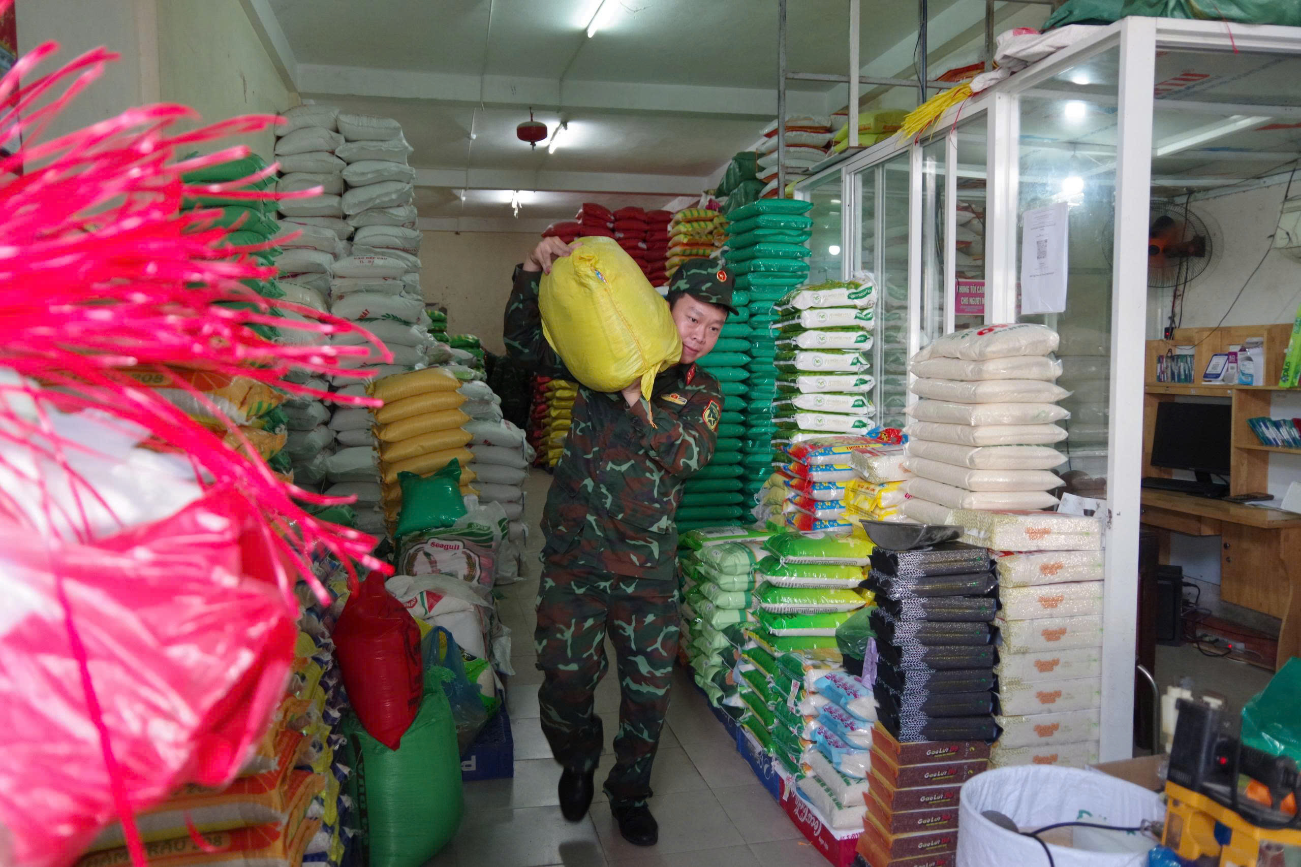 Ngành Công Thương Đà Nẵng đưa 20 tấn gạo hỗ trợ các vùng mưa lũ