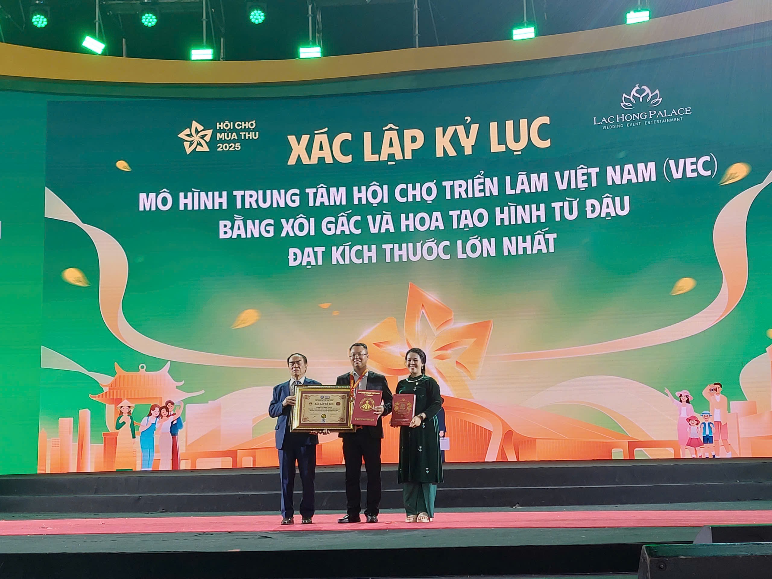 Xác lập kỷ lục mô hình Trung tâm Triển lãm Việt Nam bằng xôi gấc, hoa đậu