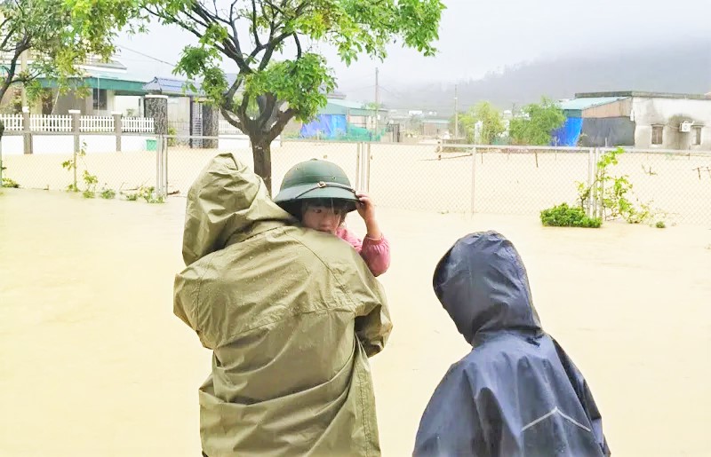 Hà Tĩnh mưa lớn liên tục, nhiều nơi ngập sâu, giao thông chia cắt