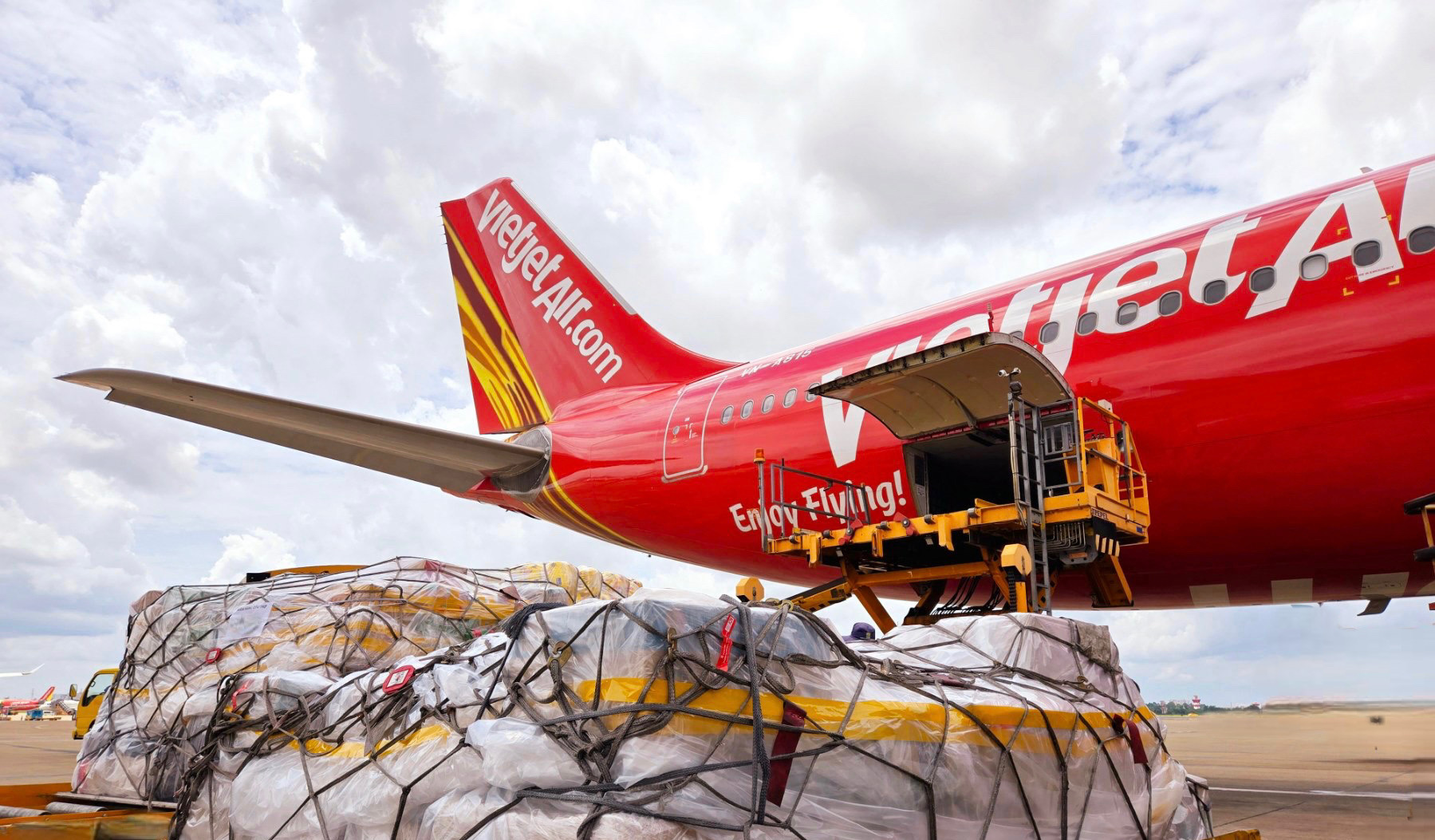 Vietjet chung tay vận chuyển miễn phí hàng cứu trợ hướng về miền Trung