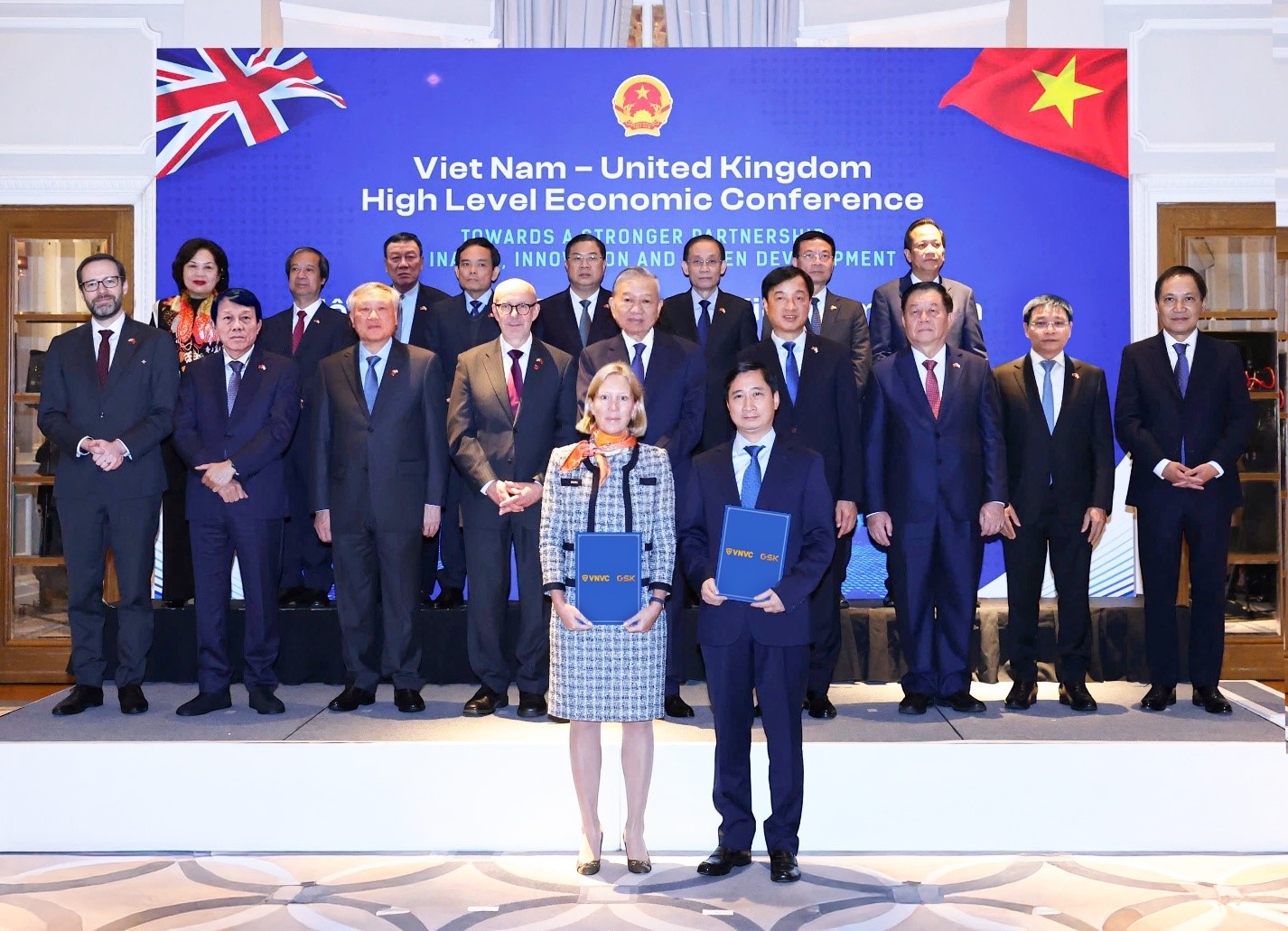 Hợp tác y tế Việt Nam - Anh, mở đường tự chủ sản xuất thuốc, vắc xin