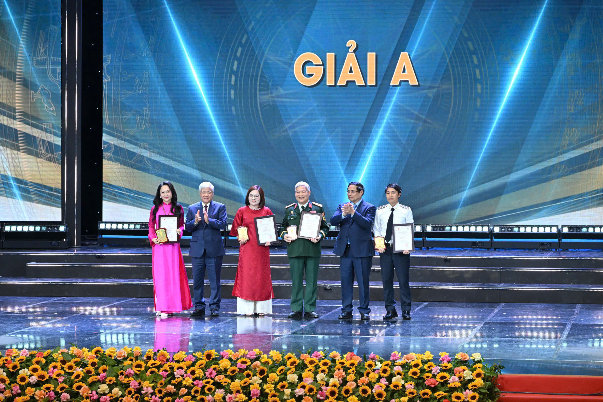 Nhóm tác giả nhận giải A. Ảnh: Cấn Dũng