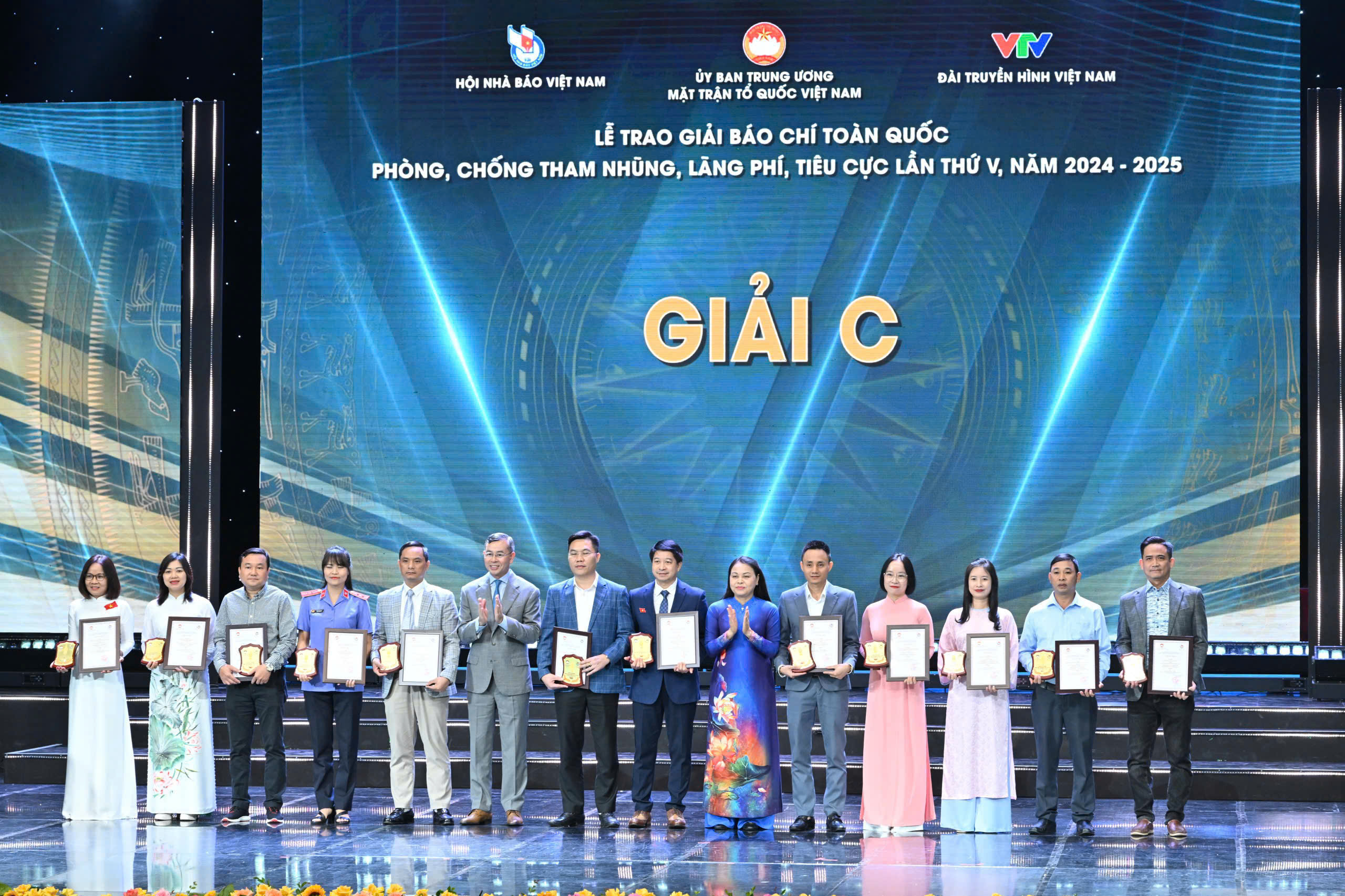 Nhóm tác giả nhận giải C. Ảnh: Cấn Dũng