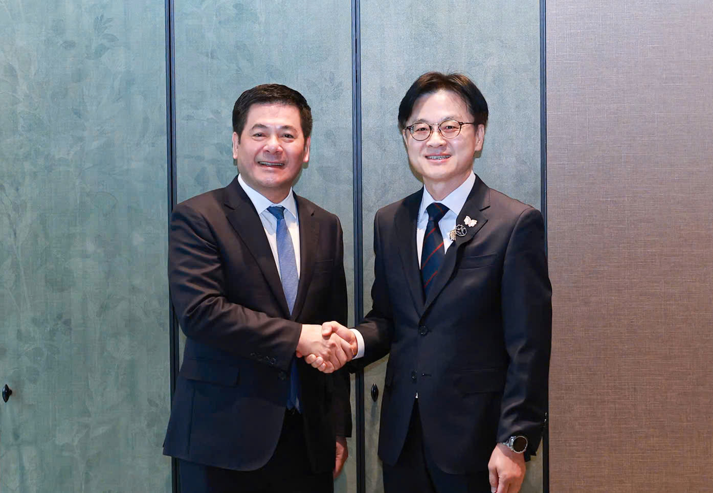 Bộ trưởng Nguyễn Hồng Diên làm việc với Bộ trưởng Công Thương và Năng lượng Hàn Quốc