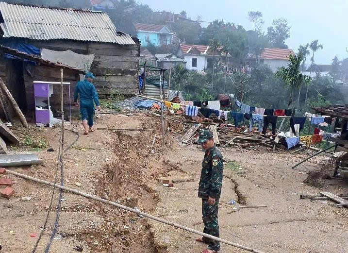 Quảng Ngãi: Xuất hiện nhiều vết nứt, di dời dân và cảnh báo nguy hiểm trên quốc lộ 24