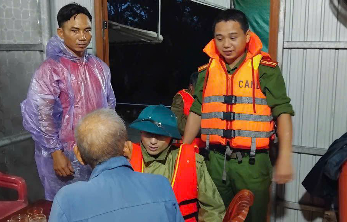 Nước lũ lên nhanh, người dân Hà Tĩnh hối hả di dời trong đêm