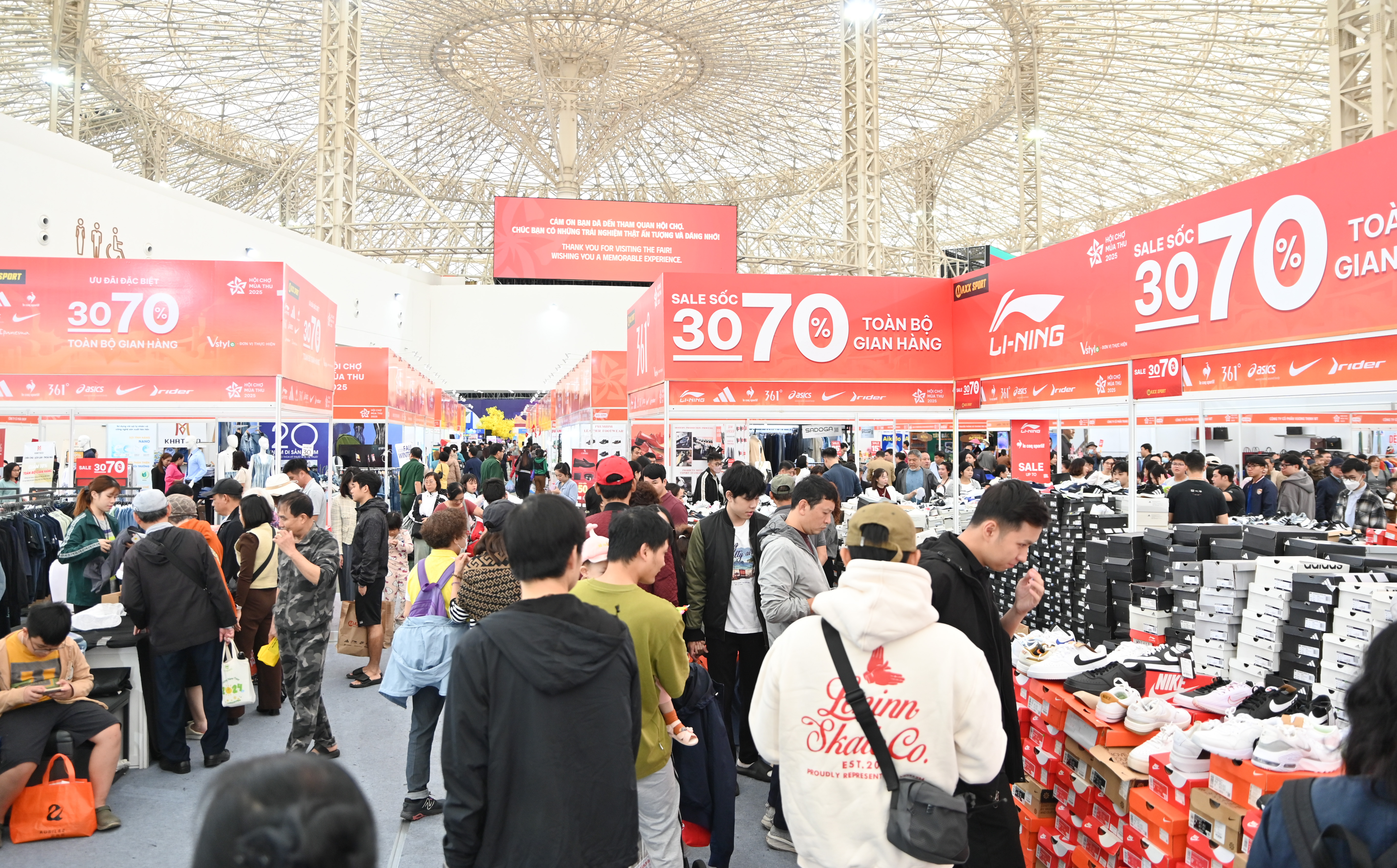 Siêu hội chợ 2025: Dòng khách 'khổng lồ' đổ về bất chấp mưa lớn