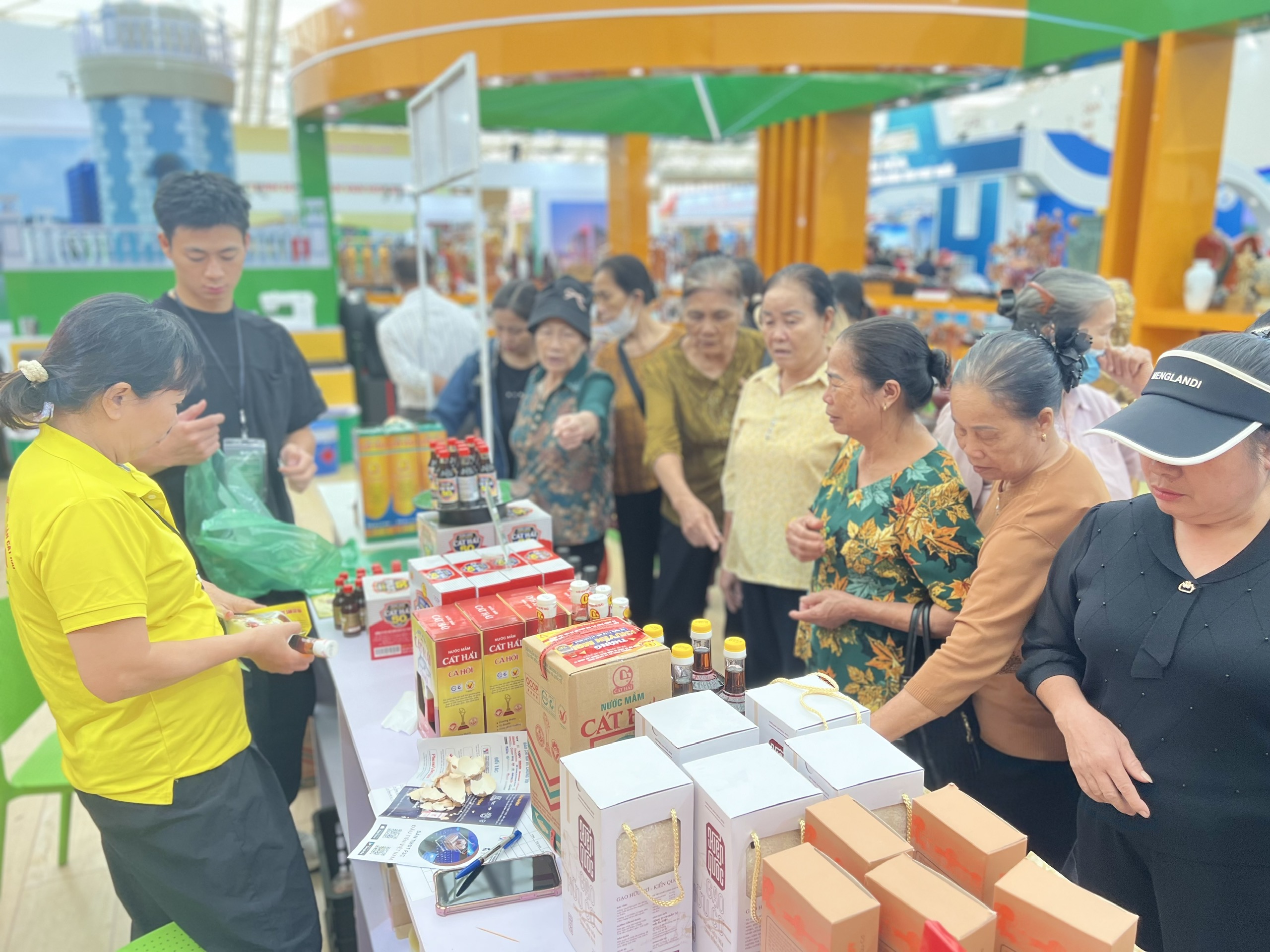 Ấn tượng gian hàng Hải Phòng tại Hội chợ Mùa Thu