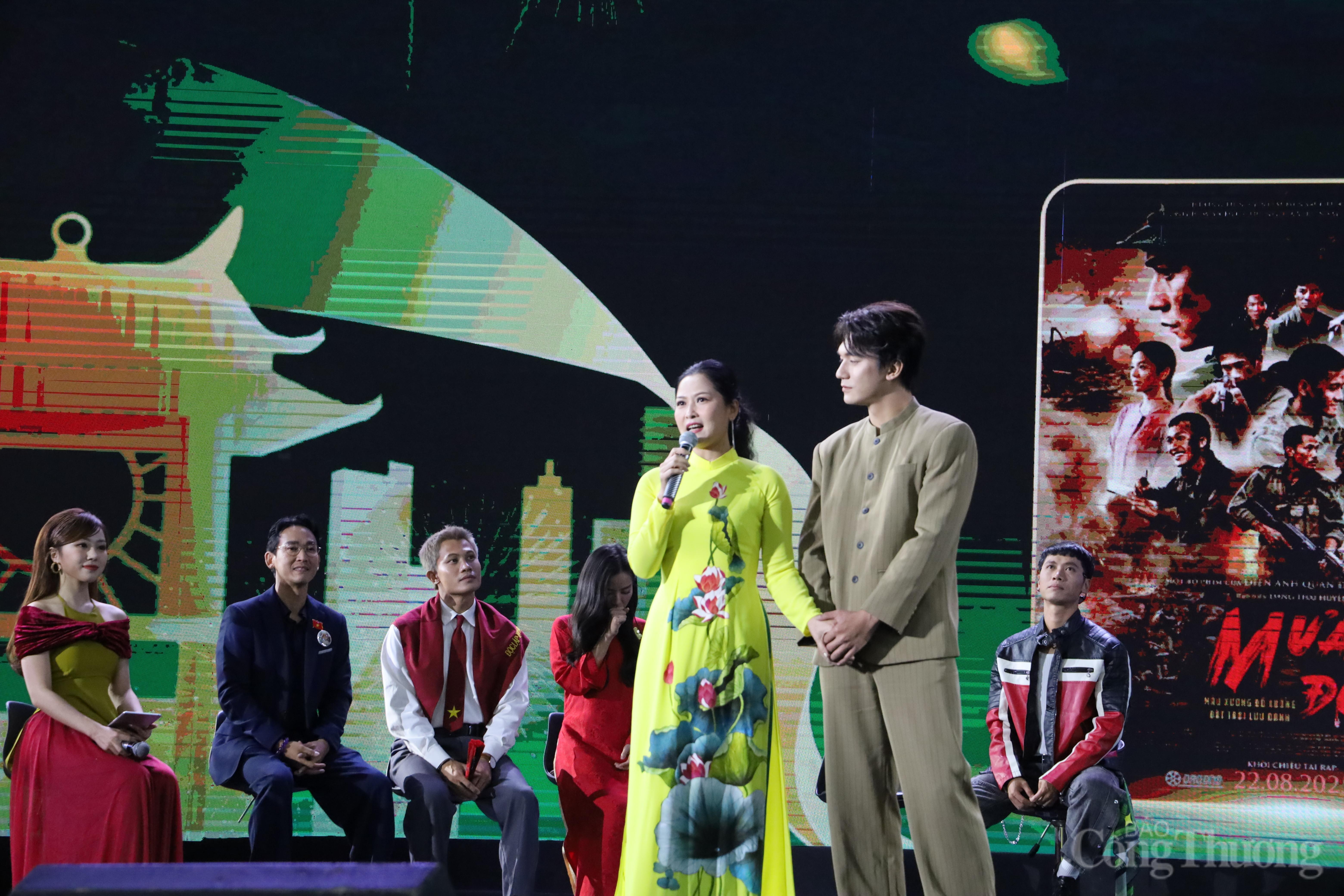 Dàn diễn viên phim 'Mưa đỏ' gây sốt tại Hội chợ Mùa Thu