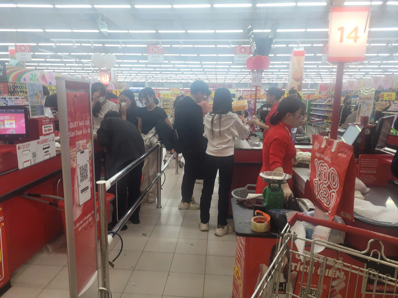 Hà Nội: Mưa ưu đãi lên đến 50%, người dân nô nức “săn sale”