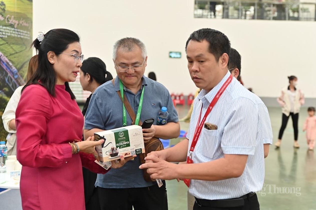 Nhiều đoàn khách nước ngoài đến tham quan và đặc biệt quan tâm đến các dòng hạt Robusta và Arabica của Việt Nam - sản phẩm thương hiệu Havi Coffee. Ảnh: Nam Nguyễn