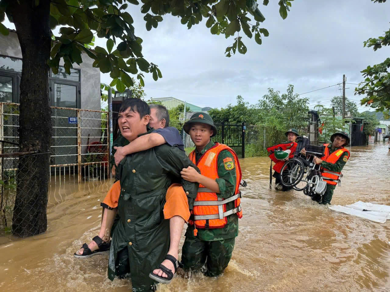 Đà Nẵng: Căng mình giúp dân