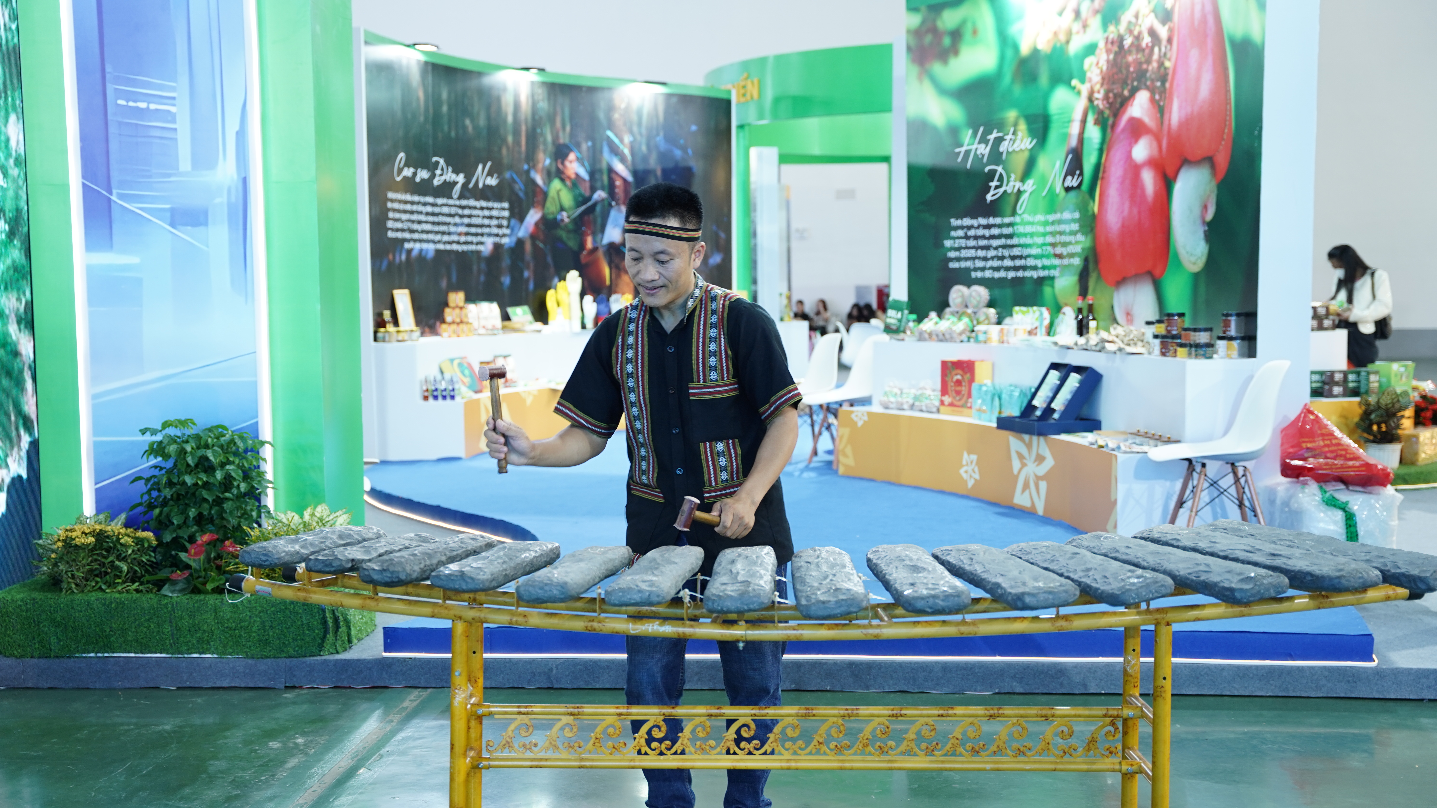 Đàn đá Đồng Nai ngân vang giữa Hội chợ Mùa Thu