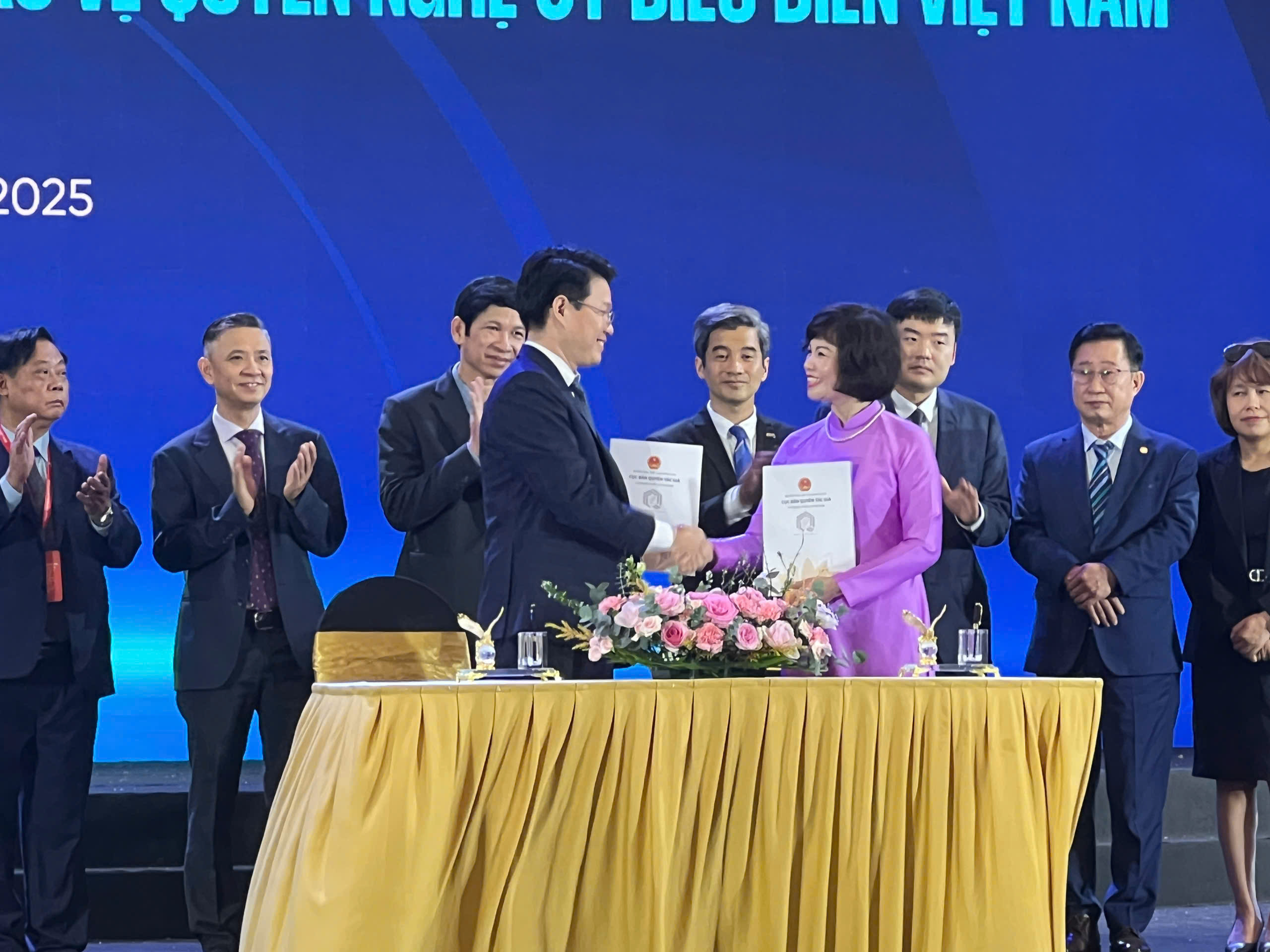 Lễ ký kết giữa Trung tâm Bảo vệ Bản quyền Việt Nam và Trung tâm Bảo vệ quyền nghệ sĩ biểu diễn Việt Nam. Ảnh: Thanh Thảo