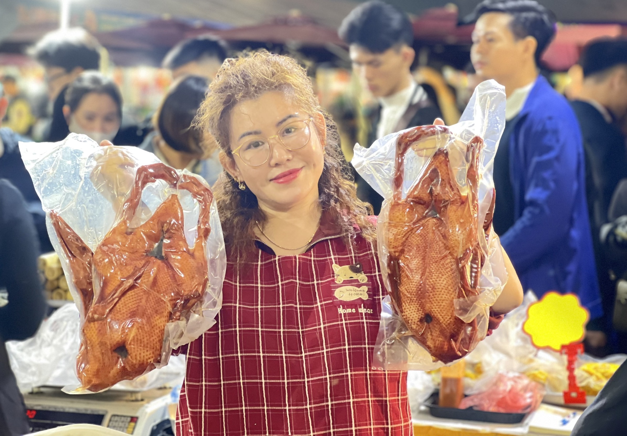 Vịt quay Lạng Sơn 'hút' khách, bán không nghỉ tay tại Hội chợ Mùa Thu