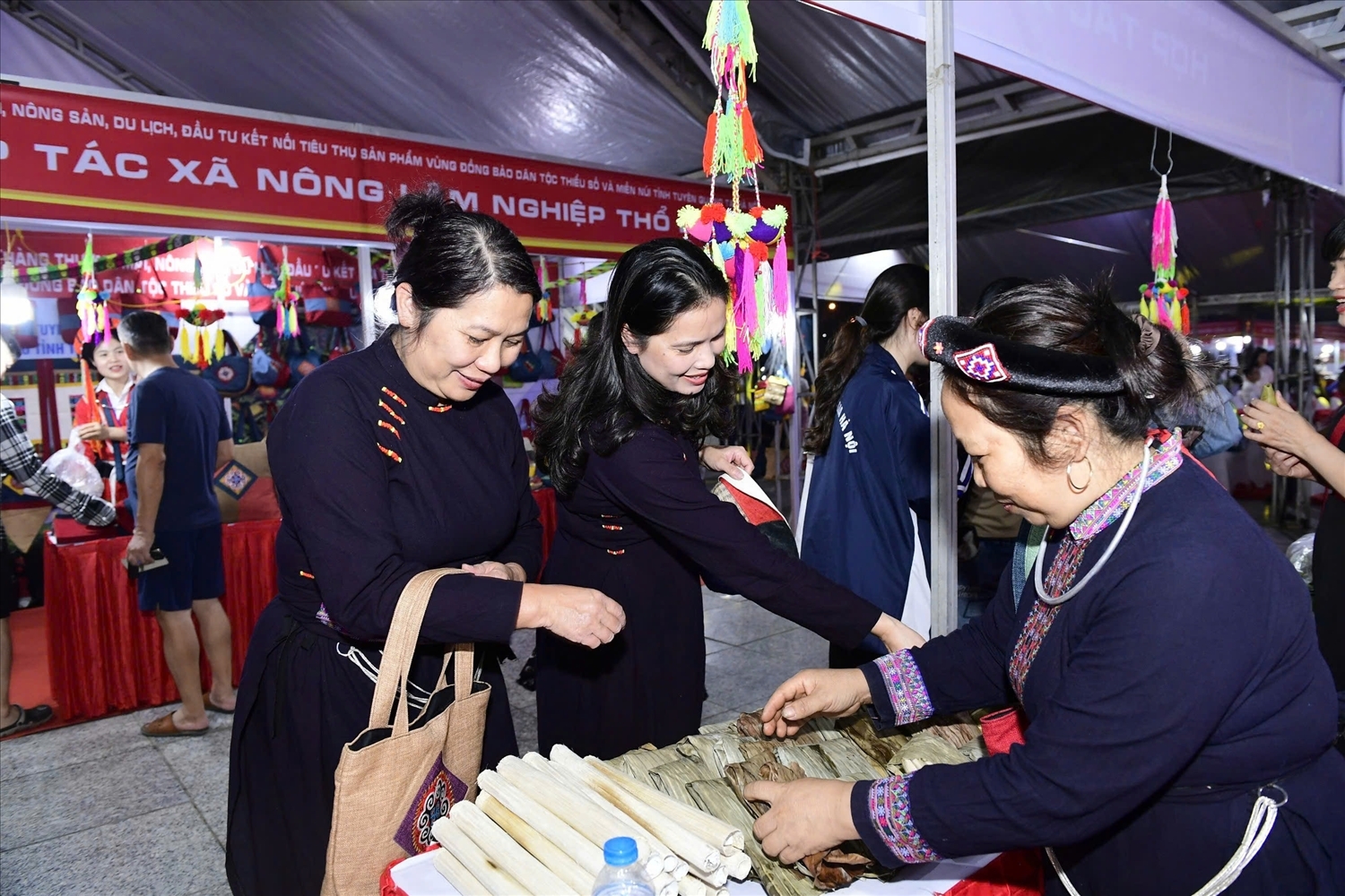 Khi bản làng 'kể chuyện' bằng sản phẩm