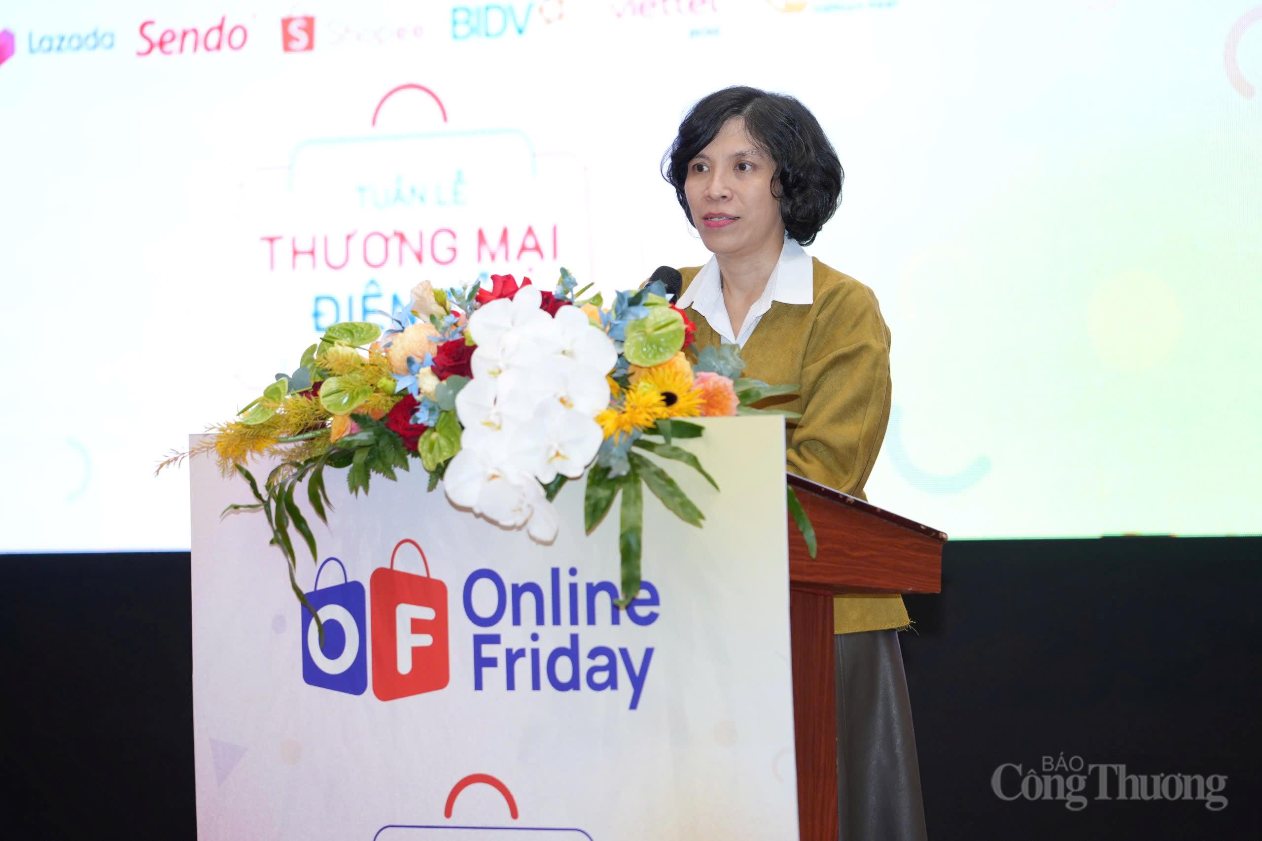 Bà Lại Việt Anh - Phó Cục trưởng Cục Thương mại điện tử và Kinh tế số phát biểu mở đầu buổi họp báo.