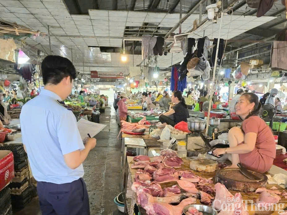Thành phố Huế đảm bảo thị trường hàng hoá trong mưa lũ