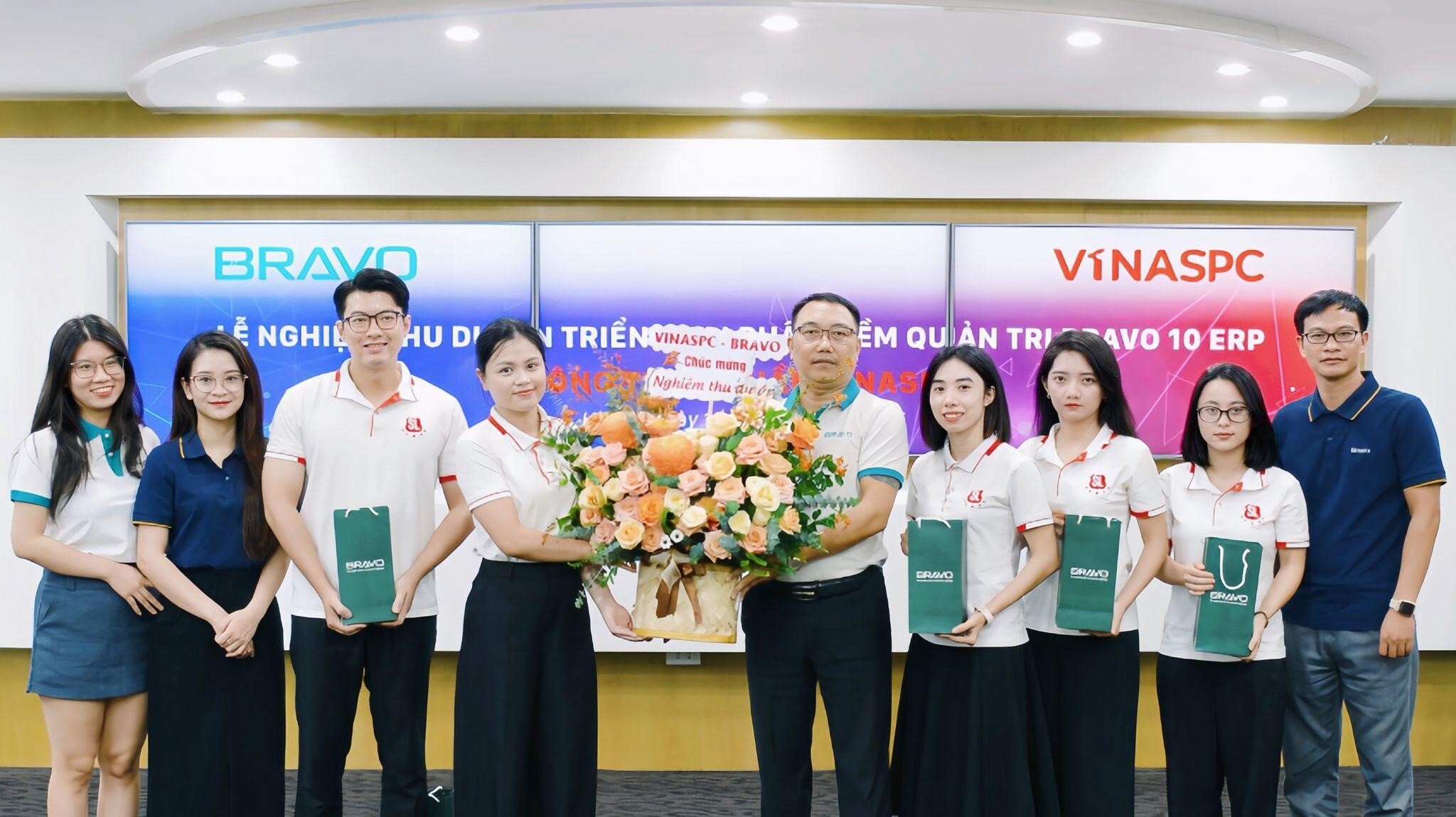 Đại diện VINASPC và Bravo tại lễ nghiệm thu dự án triển khai hệ thống quản trị doanh nghiệp BRAVO 10 ERP.