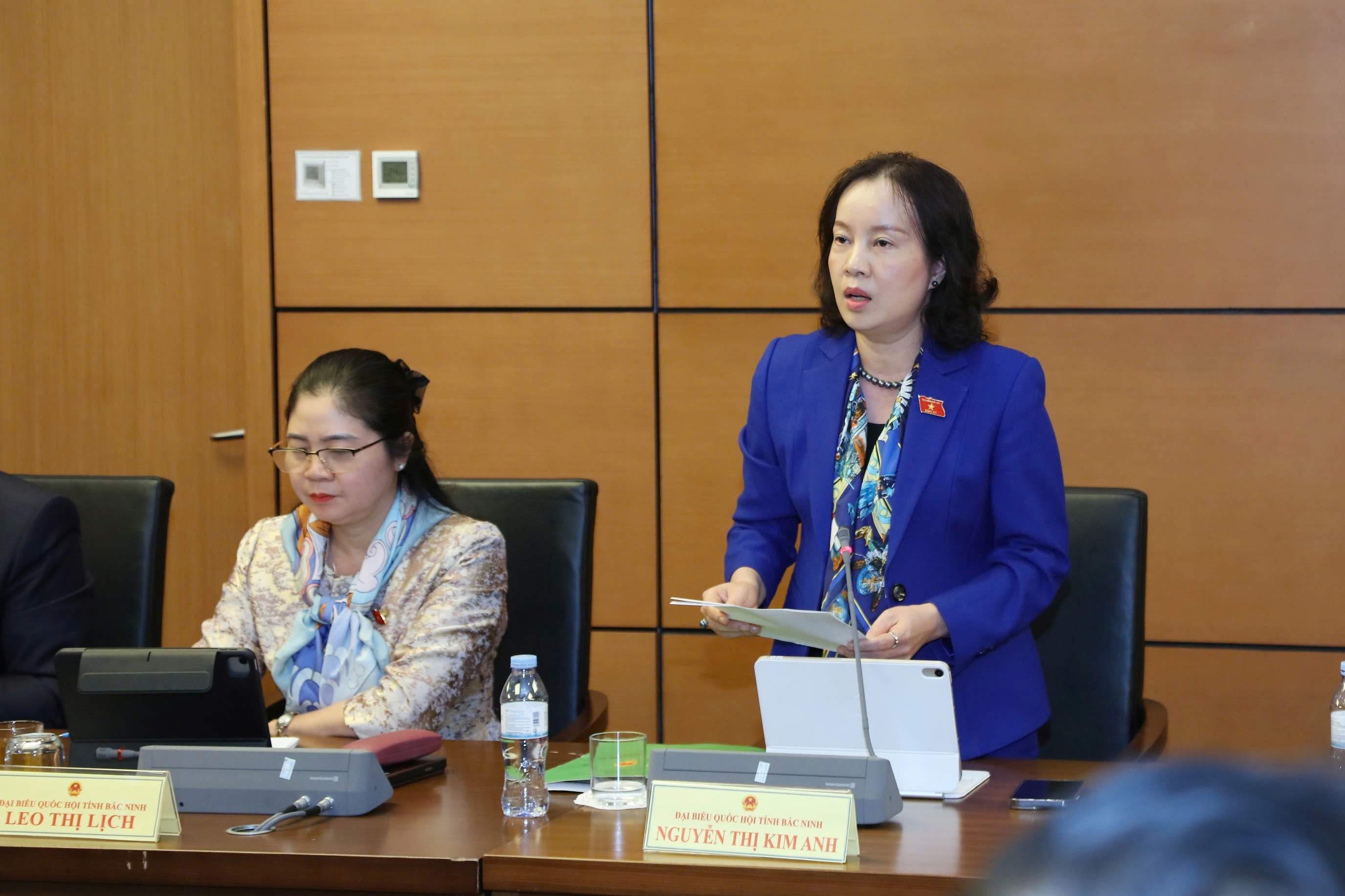 Đại biểu Trần Thị Kim Anh - đoàn đại biểu tỉnh Bắc Ninh góp ý đối với mục về công nghiệp hóa, hiện đại hóa nông nghiệp, nông thôn bền vững.