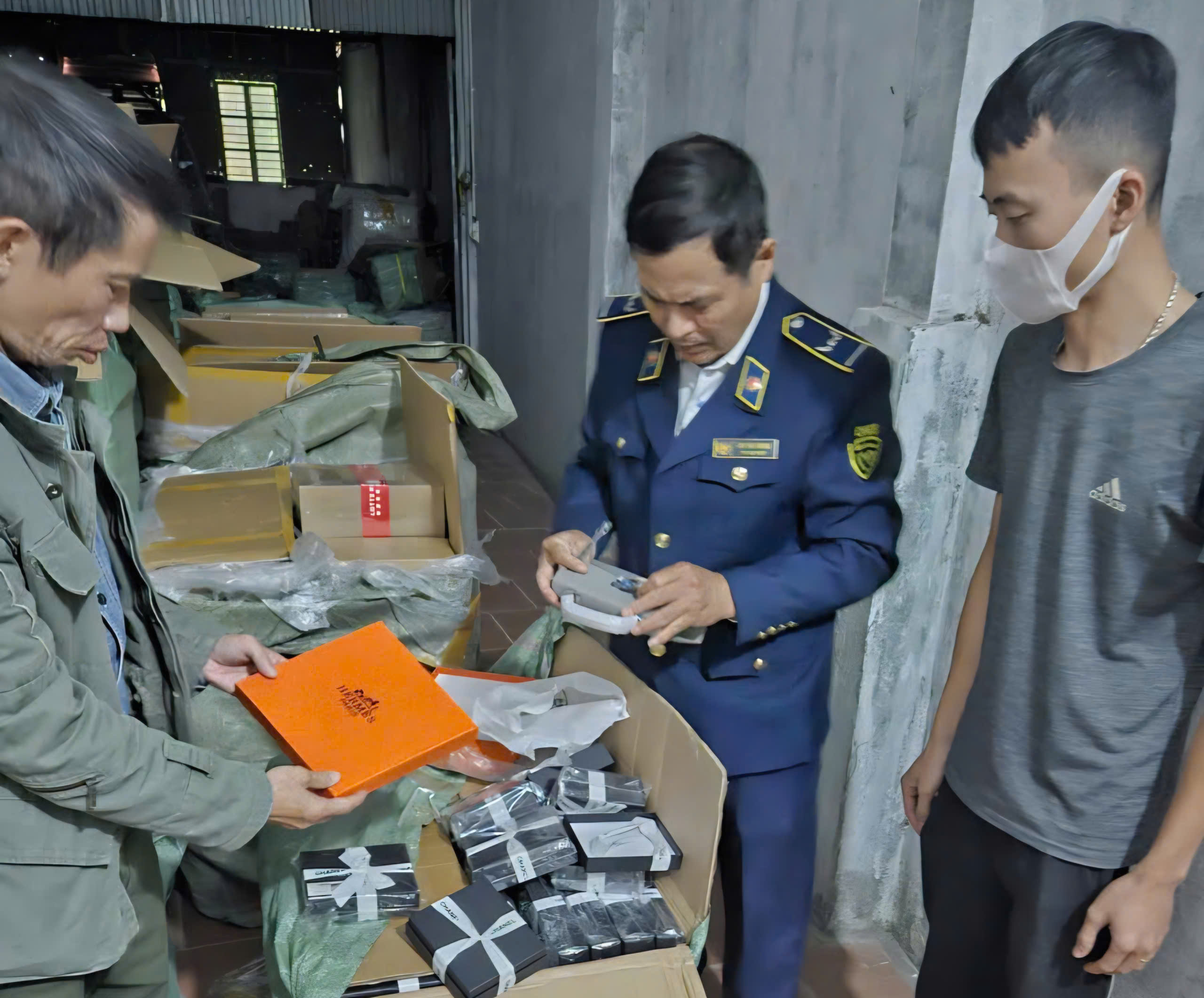 Hà Nội: Phát hiện cơ sở kinh doanh 1.610 túi xách nghi giả nhãn hiệu