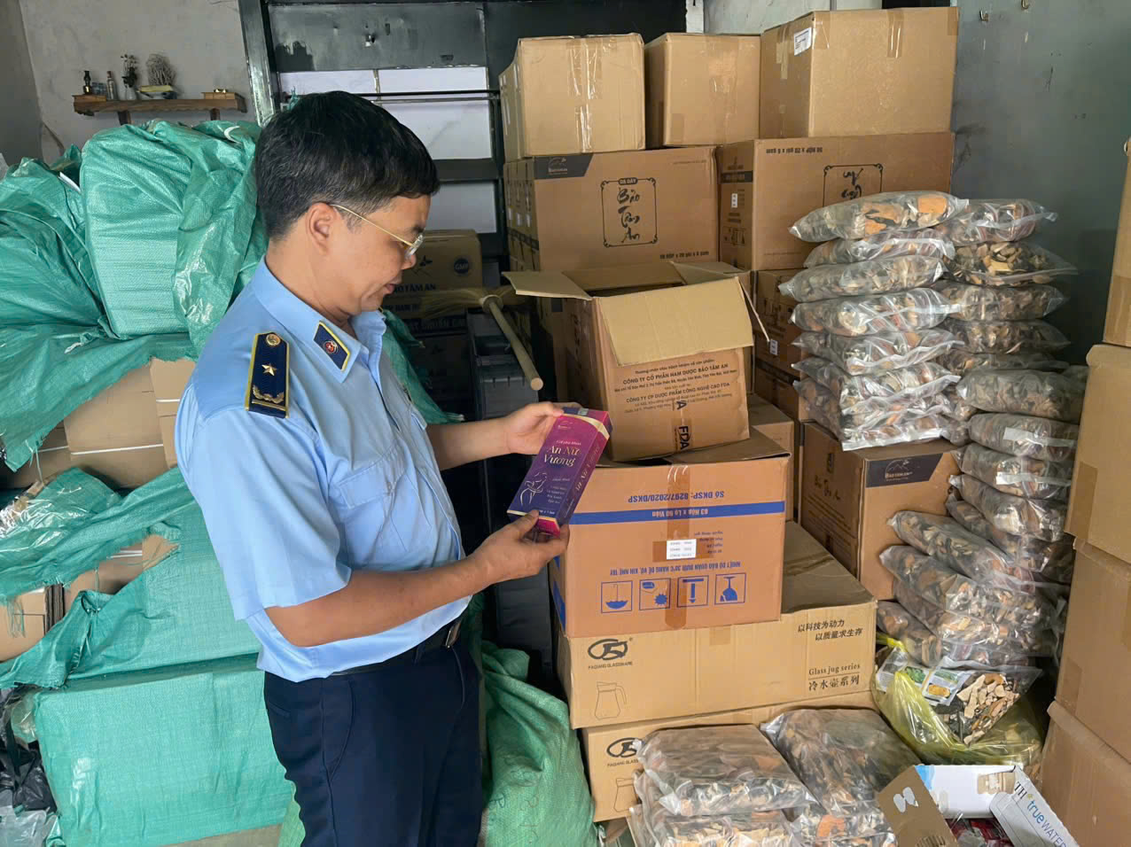 Lào Cai triển khai cao điểm chống buôn lậu, kiểm soát thị trường 