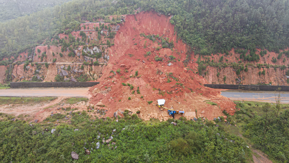 Hà Tĩnh: Khó khăn trong công tác xử lý sạt lở đất