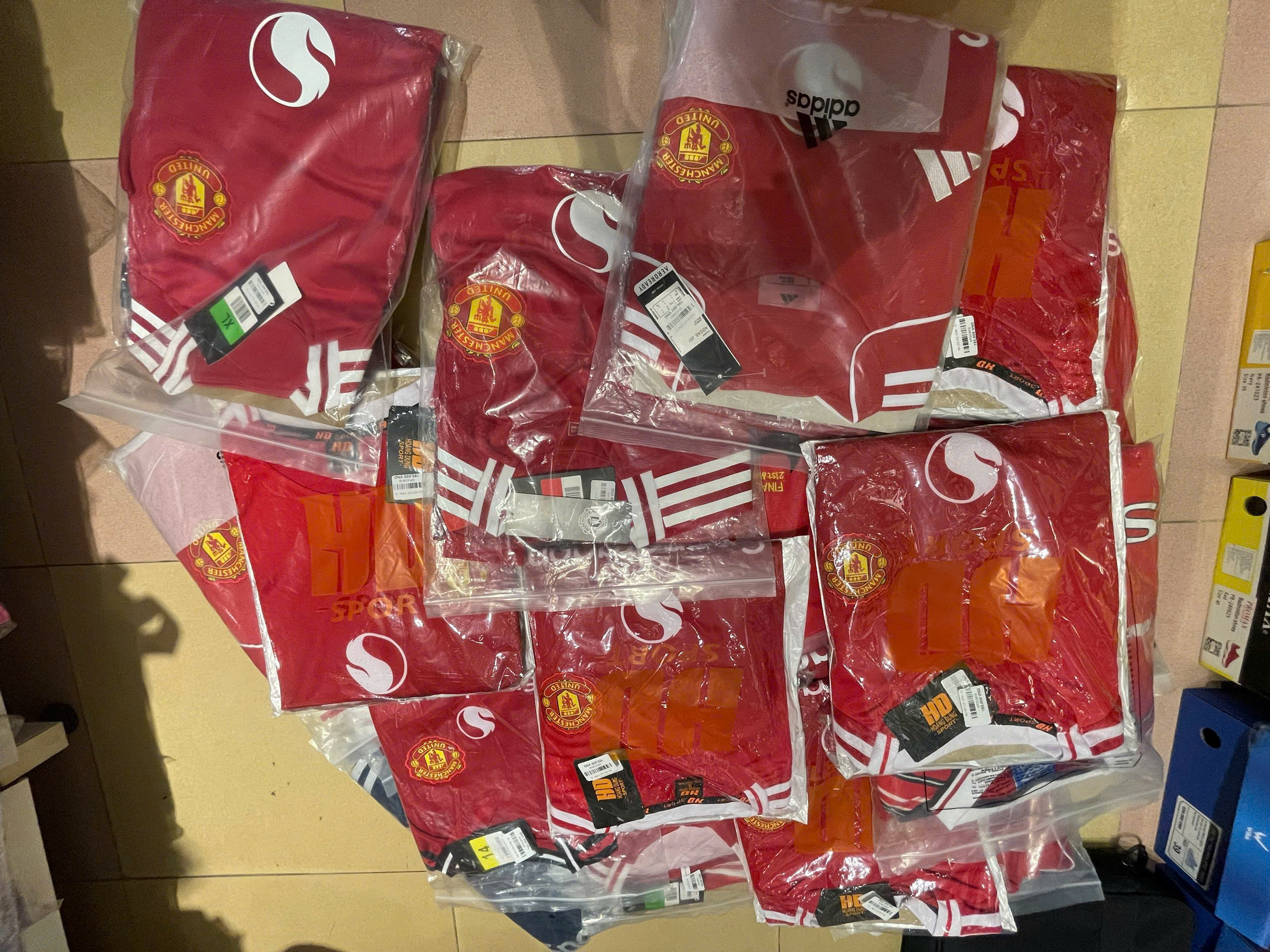 Tuyên Quang: Xử lý cơ sở kinh doanh bán áo MANCHESTER UNITED giả mạo nhãn hiệu