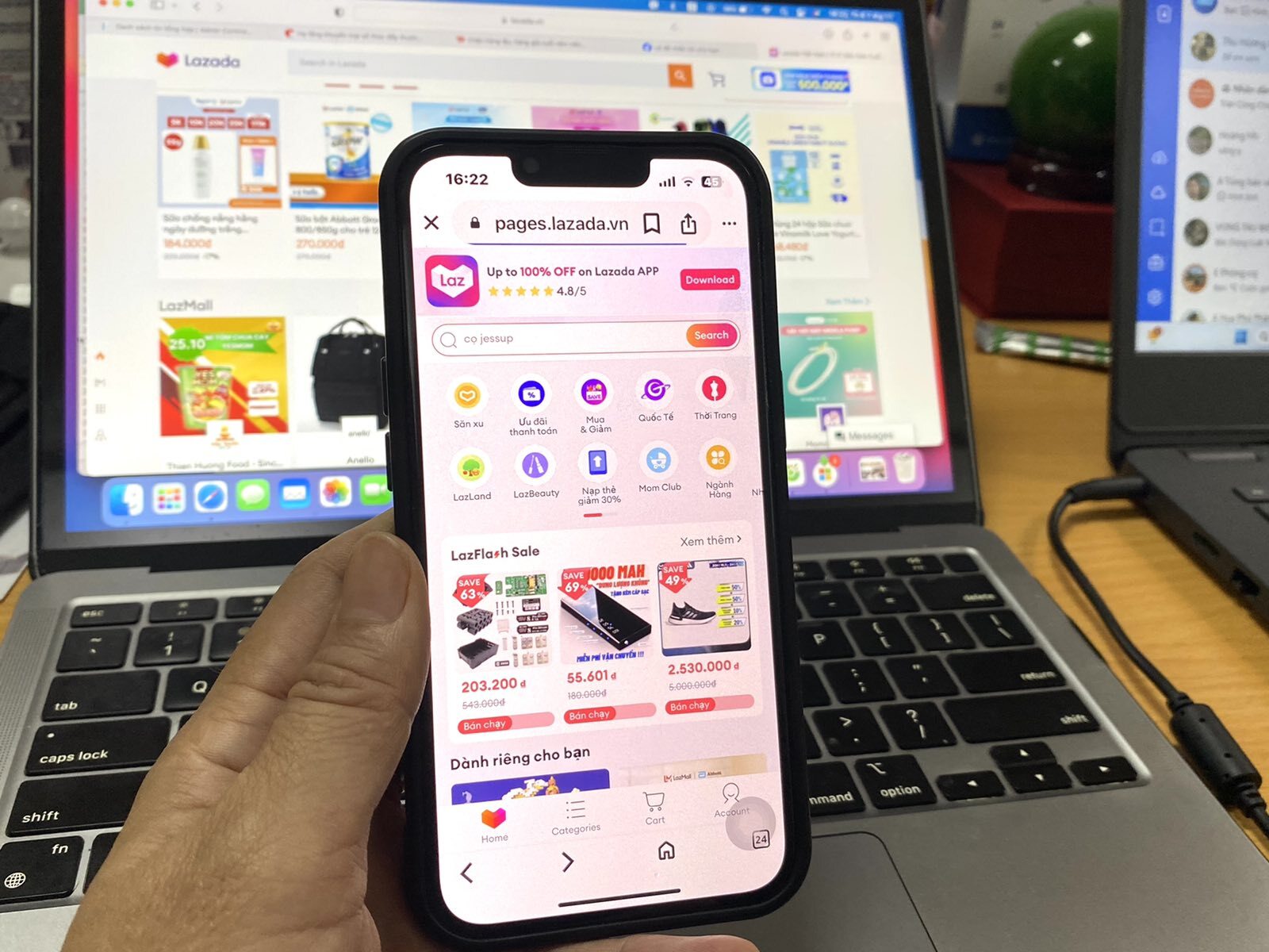 Cuối năm, các sàn thương mại trở lại "cuộc đua" những chương trình khuyến mại nhằm kích cầu tiêu dùng. Ảnh: Hoàng Chiến