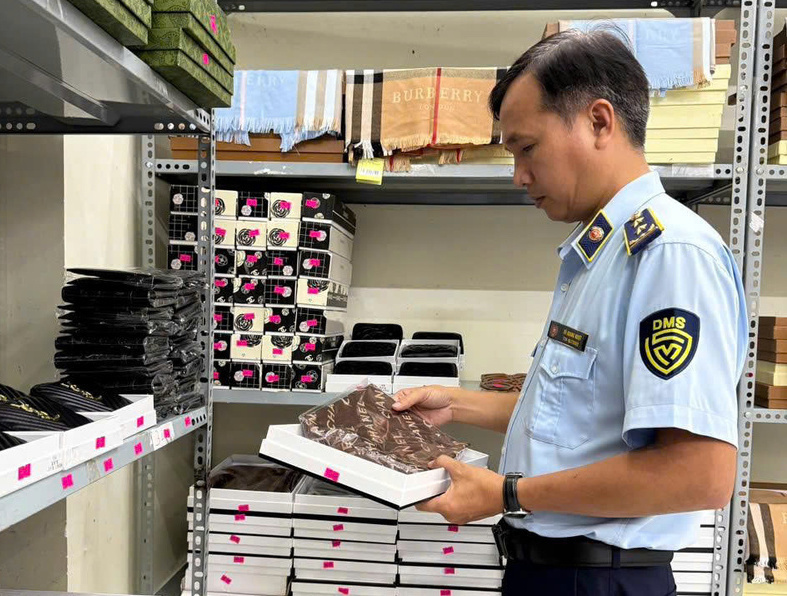 Lực lượng Quản lý thị trường tỉnh Quảng Ngãi tiến hành kiểm tra tại các cửa hàng kinh doanh trên địa bàn.