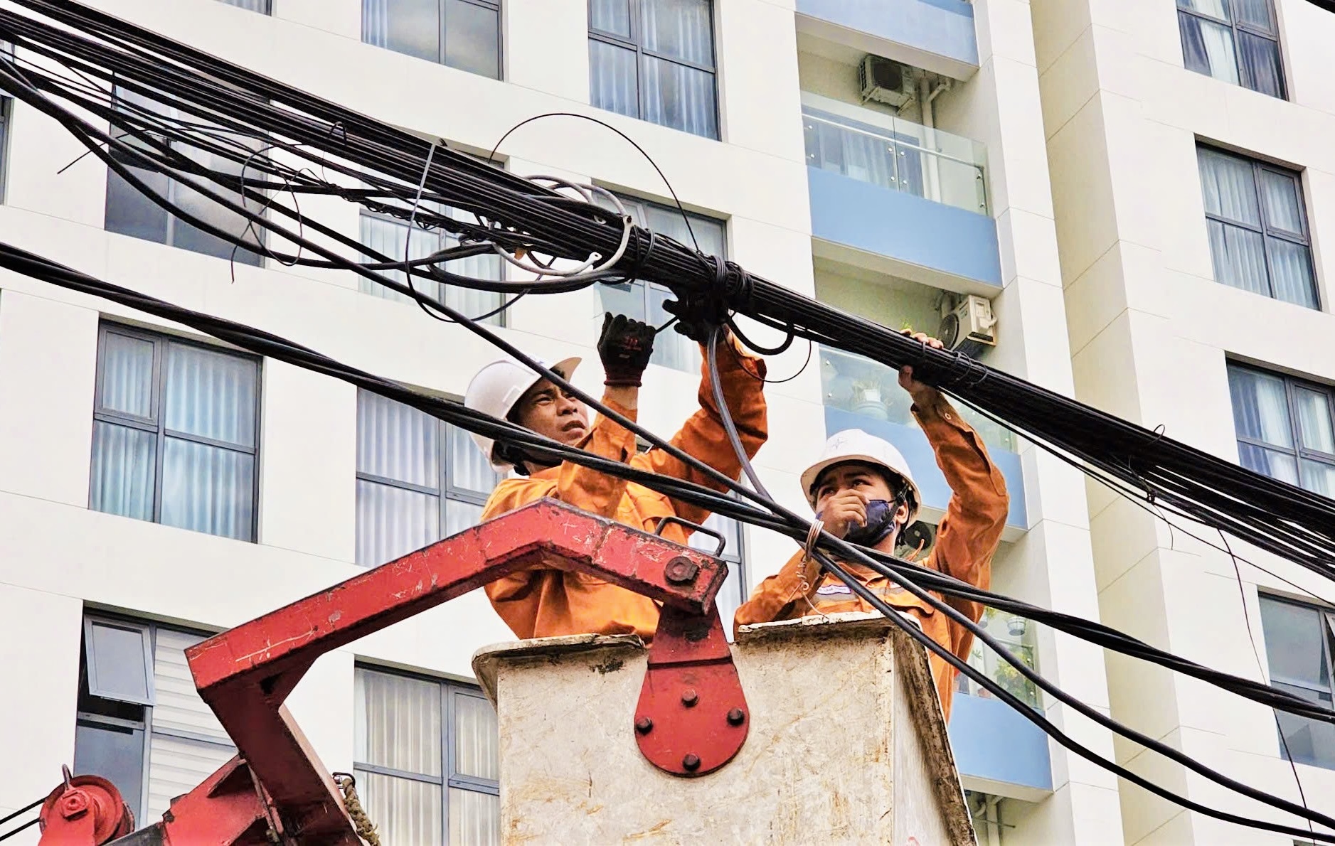 Gia Lai: Ngành điện xuyên đêm khắc phục sự cố sau bão