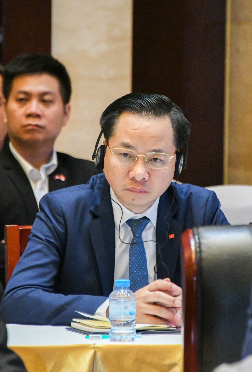 Ông Nguyễn Hữu Tú - Phó Bí thư Đảng ủy, Thành viên Hội đồng Thành viên, Tổng Giám đốc Tập đoàn tham gia buổi làm việc với Phó Thủ tướng Saleumxay Kommasith và lãnh đạo Chính phủ Lào