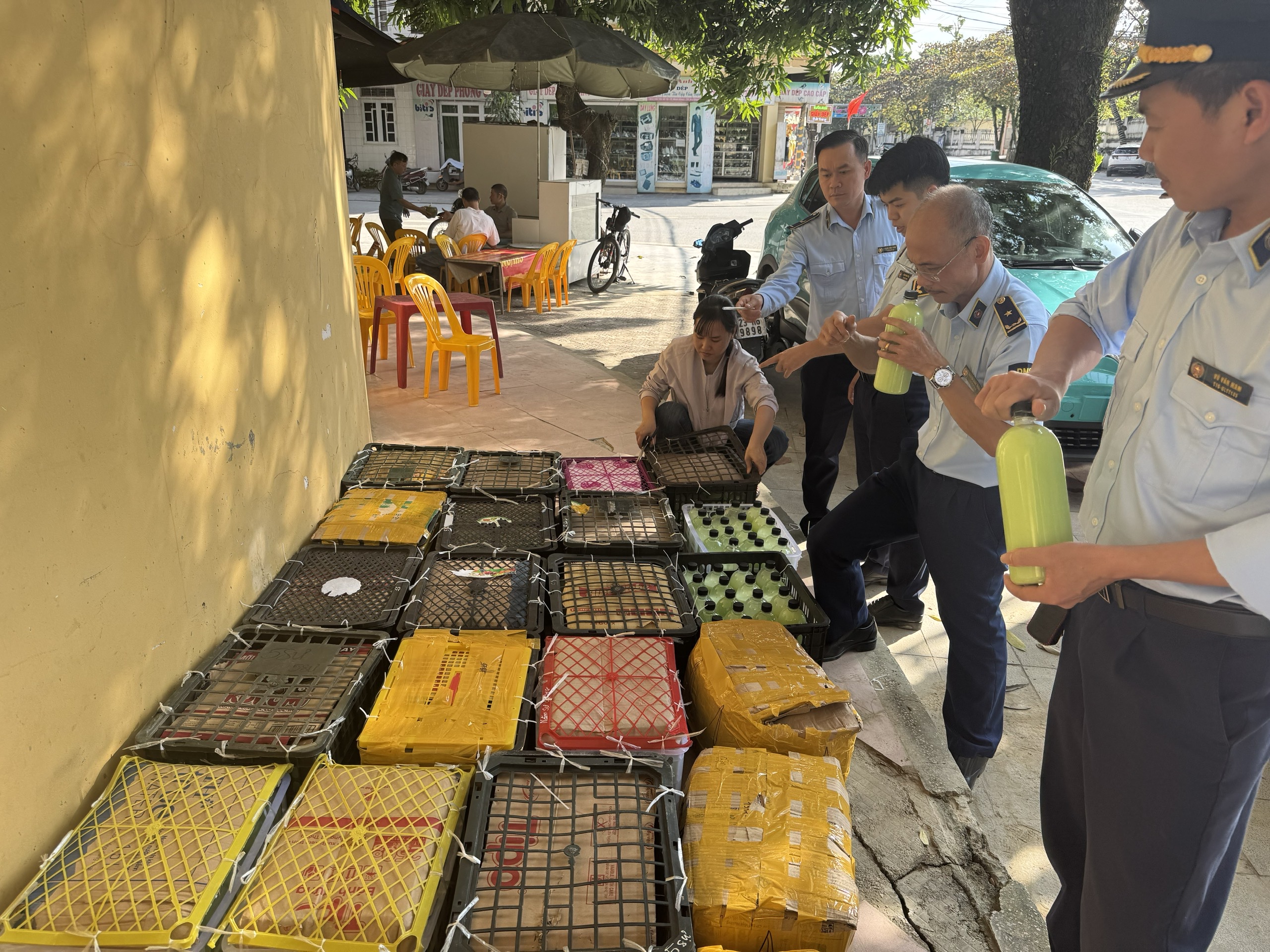 Tuyên Quang: Phát hiện, xử lý gần 500 chai rượu màu không rõ nguồn gốc