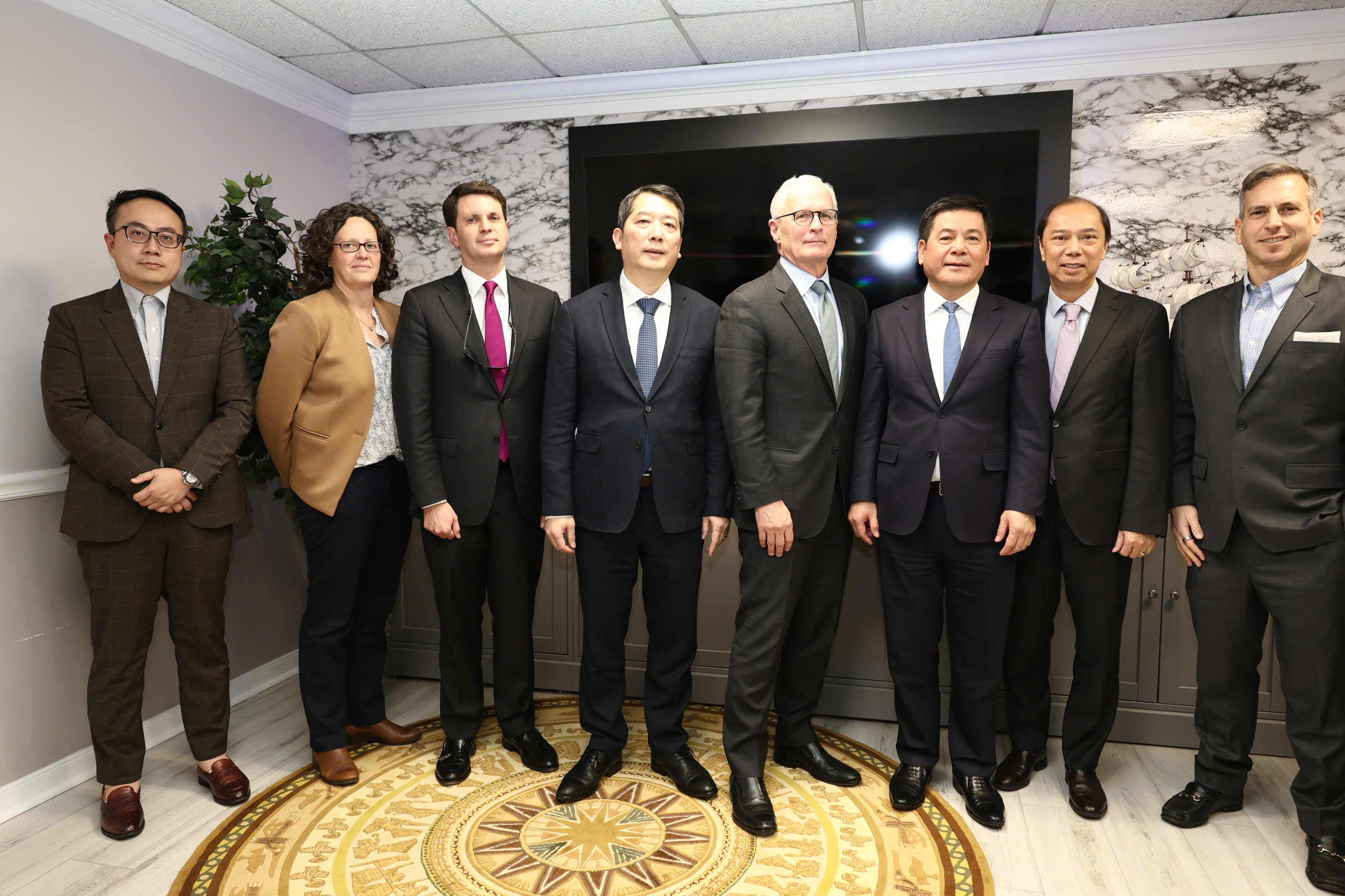 Bộ trưởng Bộ Công Thương Nguyễn Hồng Diên và lãnh đạo các doanh nghiệp thuộc Hiệp hội Công nghiệp bán dẫn Hoa Kỳ. Ảnh: Nguyên Minh