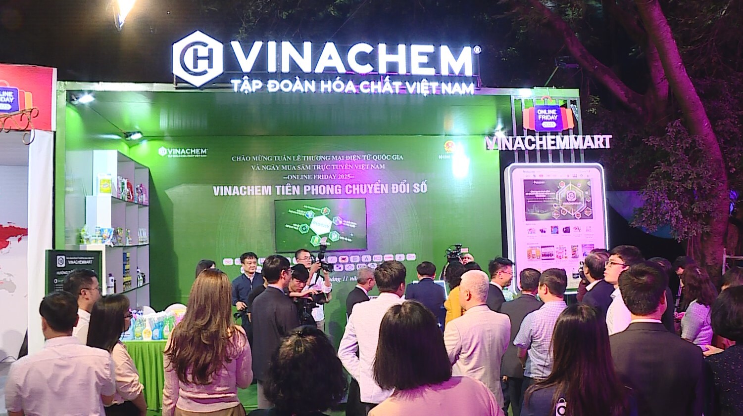 gian hang hut khach.jpg